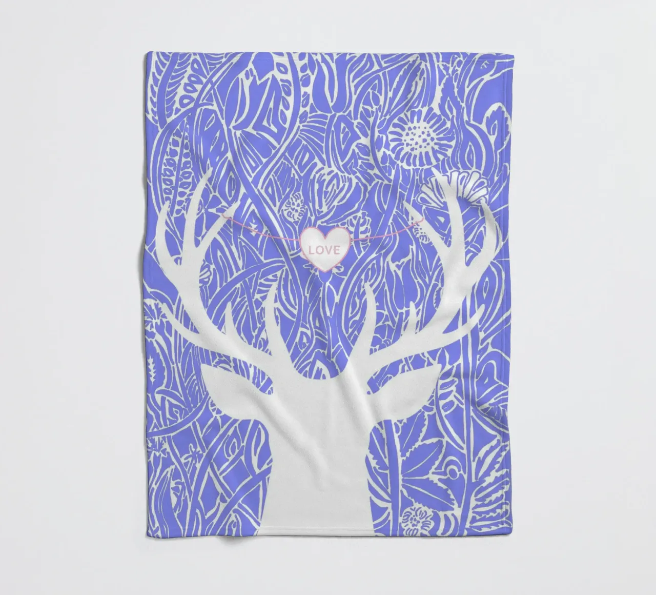 Amore - Cervo bianco davanti a viticci di fiori coperta in pile da PaperLine Art