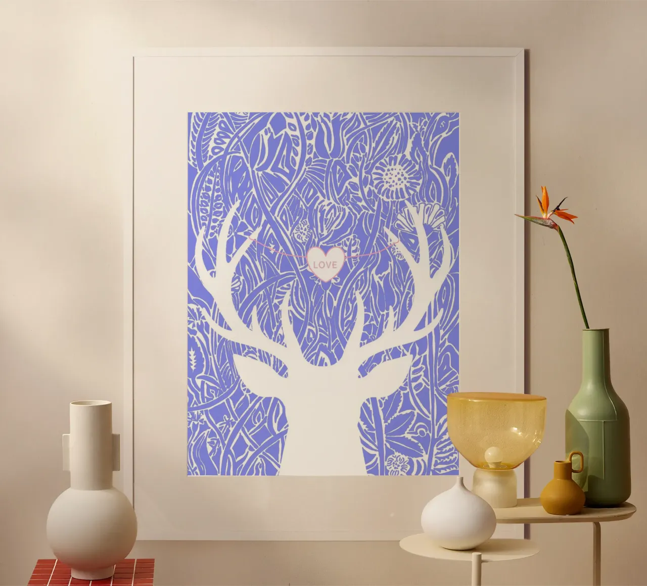 Amore - Cervo bianco davanti a viticci di fiori poster con telaio in plastica da PaperLine Art