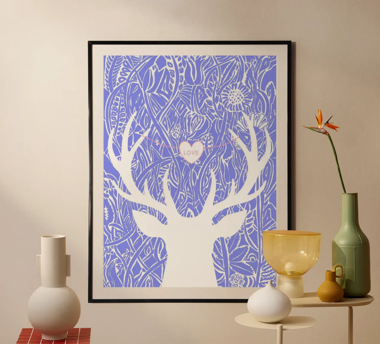 Amore - Cervo bianco davanti a viticci di fiori poster con telaio in plastica da PaperLine Art