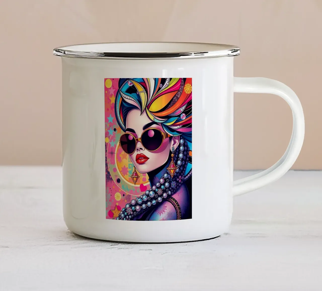 Illustrazione colorata di una donna con occhiali da sole tazza in smalto da BenCoStyle