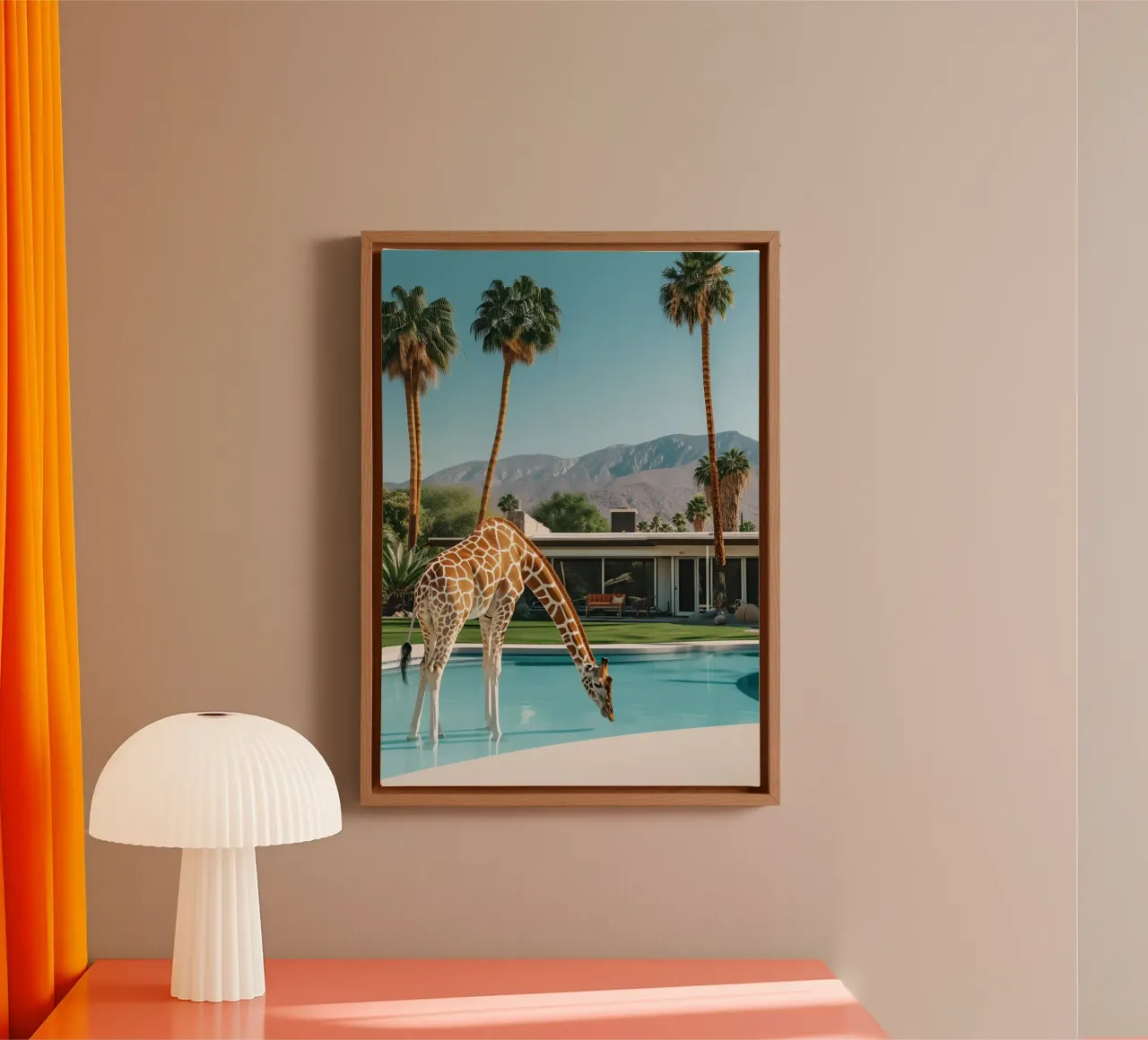 Giraffe am Pool, Moderner Kunstdruck aus der Jahrhundertmitte Leinwand mit Schattenfugenrahmen von dawnthesea