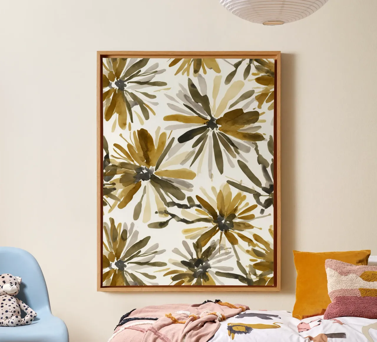 Golden Bloom Abstract Leinwand mit Schattenfugenrahmen von Sophia Calder Studio