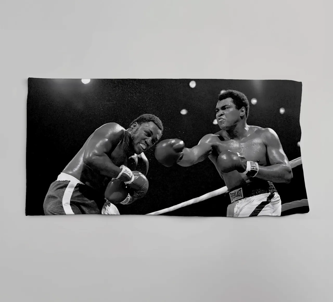 Ali vs Joe Frazier asciugamano da bagno da Coreyalbert
