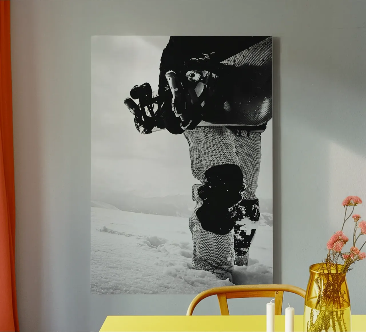 Wandern auf einer Schneewehe Leinwand mit Schattenfugenrahmen von World of Pearce