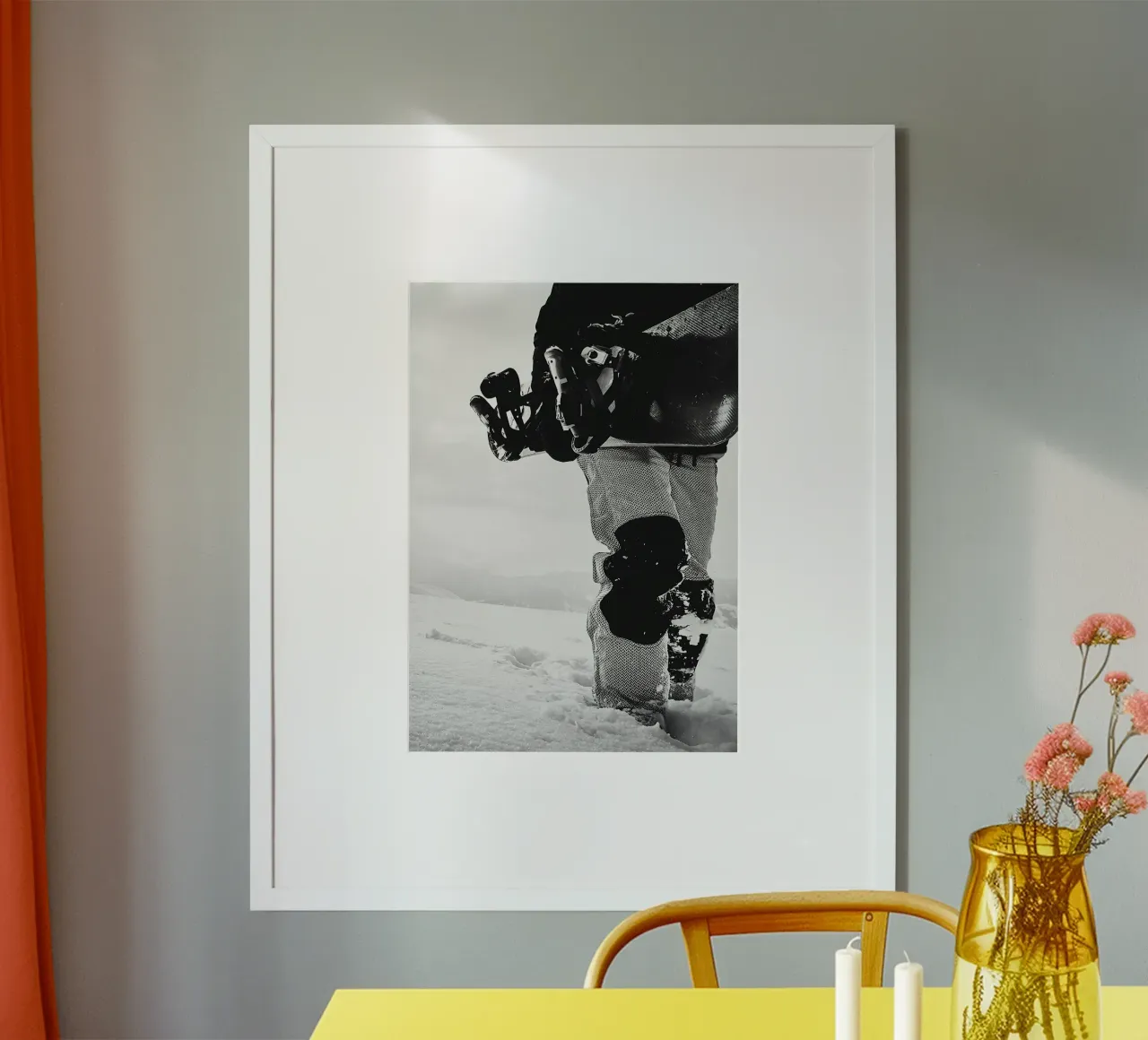 Camminare su un cumulo di neve poster con telaio in alluminio da World of Pearce