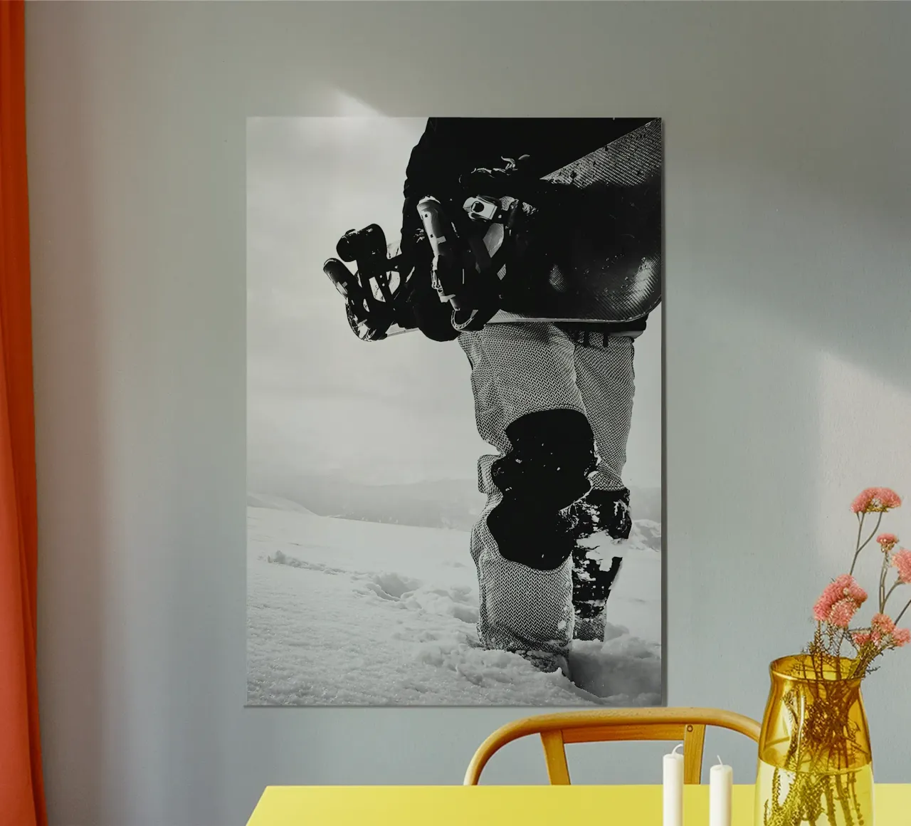 Camminare su un cumulo di neve poster con telaio in alluminio da World of Pearce