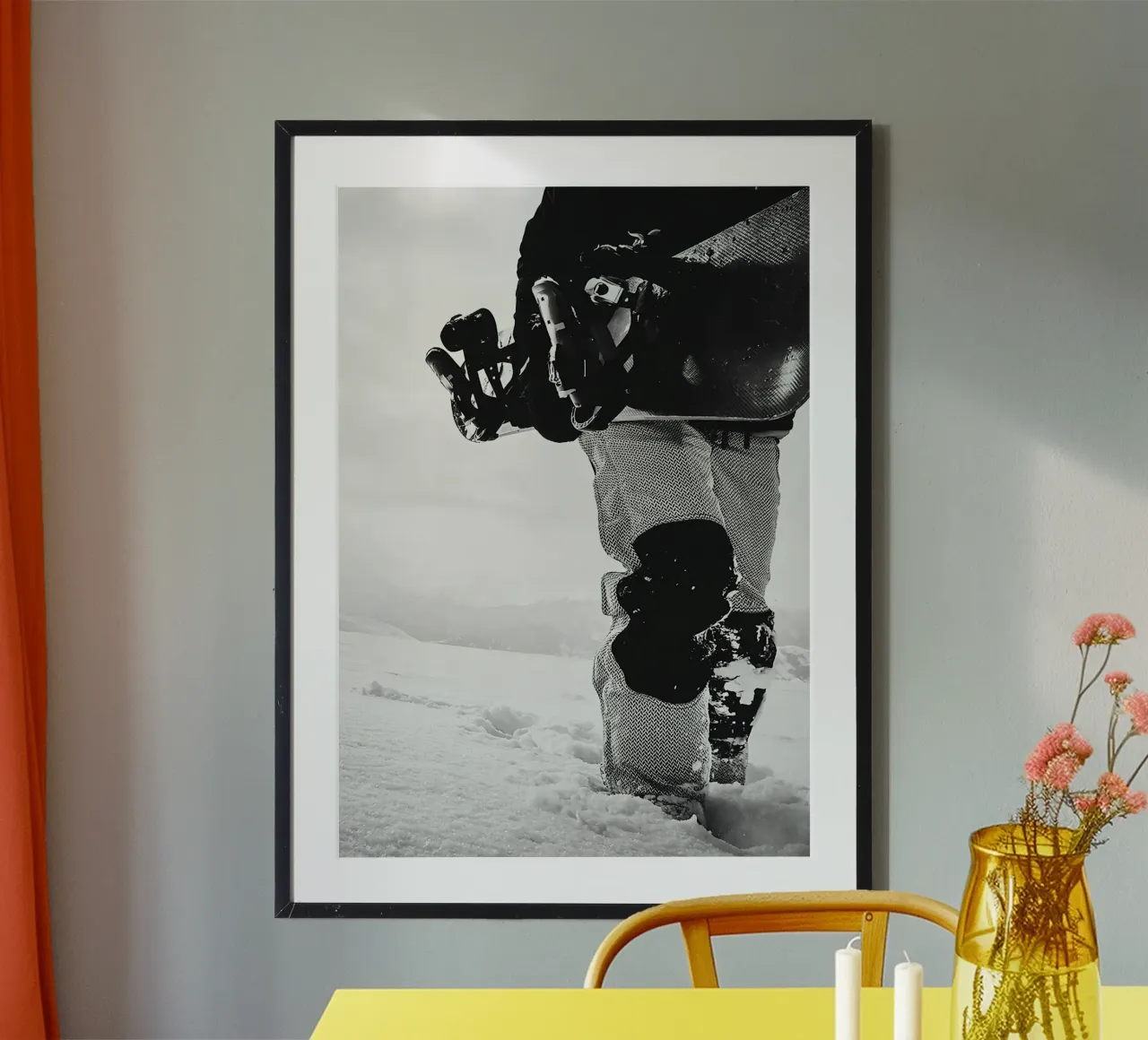 Camminare su un cumulo di neve poster con telaio in alluminio da World of Pearce