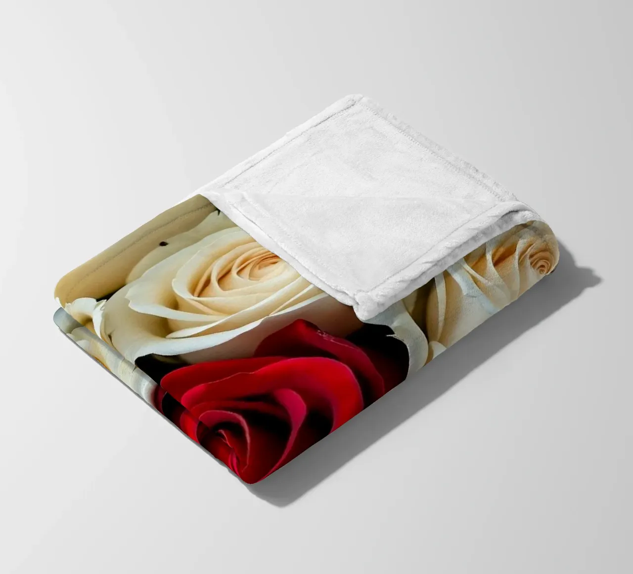 rose_bianco_rosso_1 coperta in pile da Farb- und Blütenzauber by LK