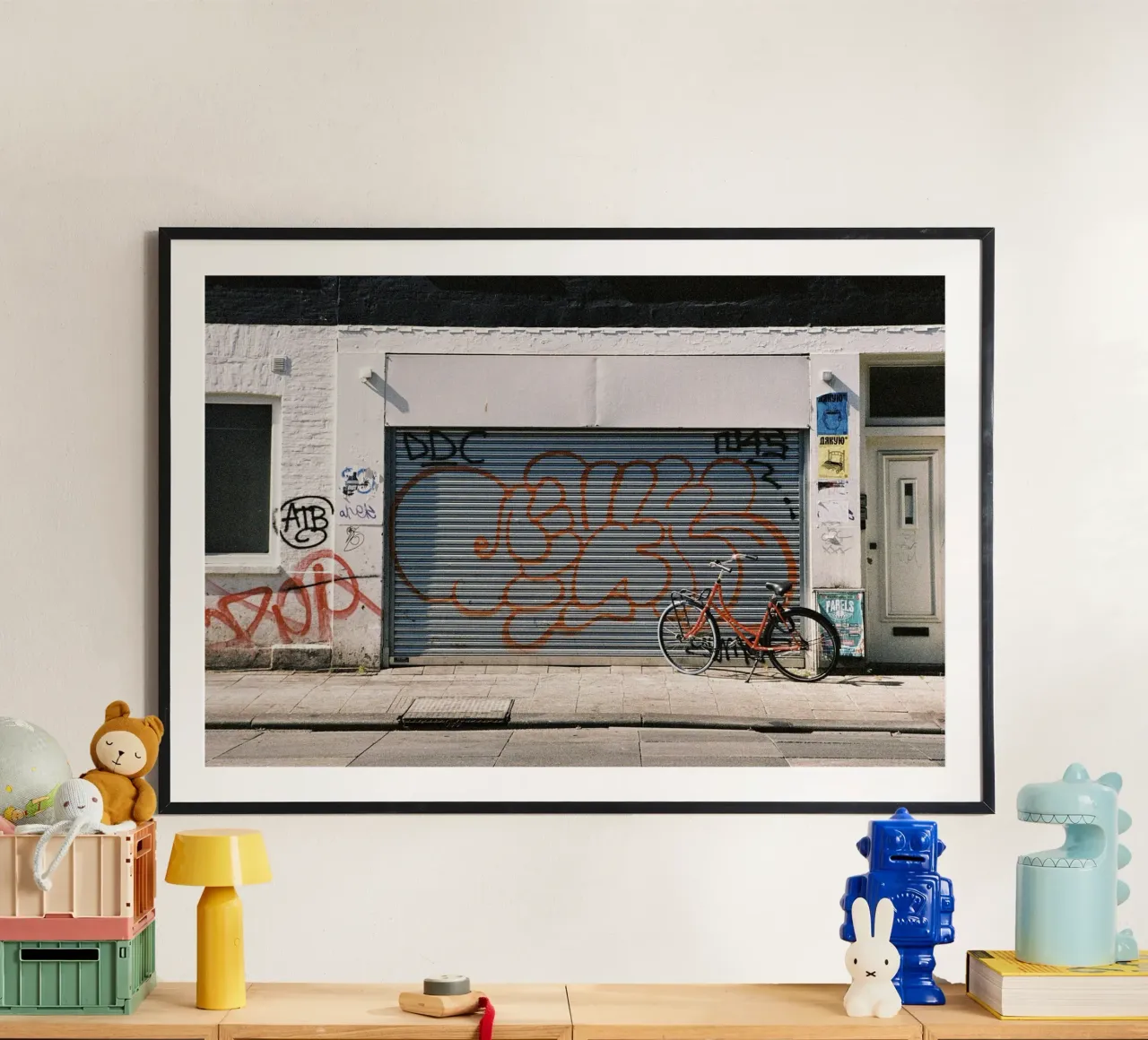 Garage di Amsterdam poster con telaio in legno da Mane