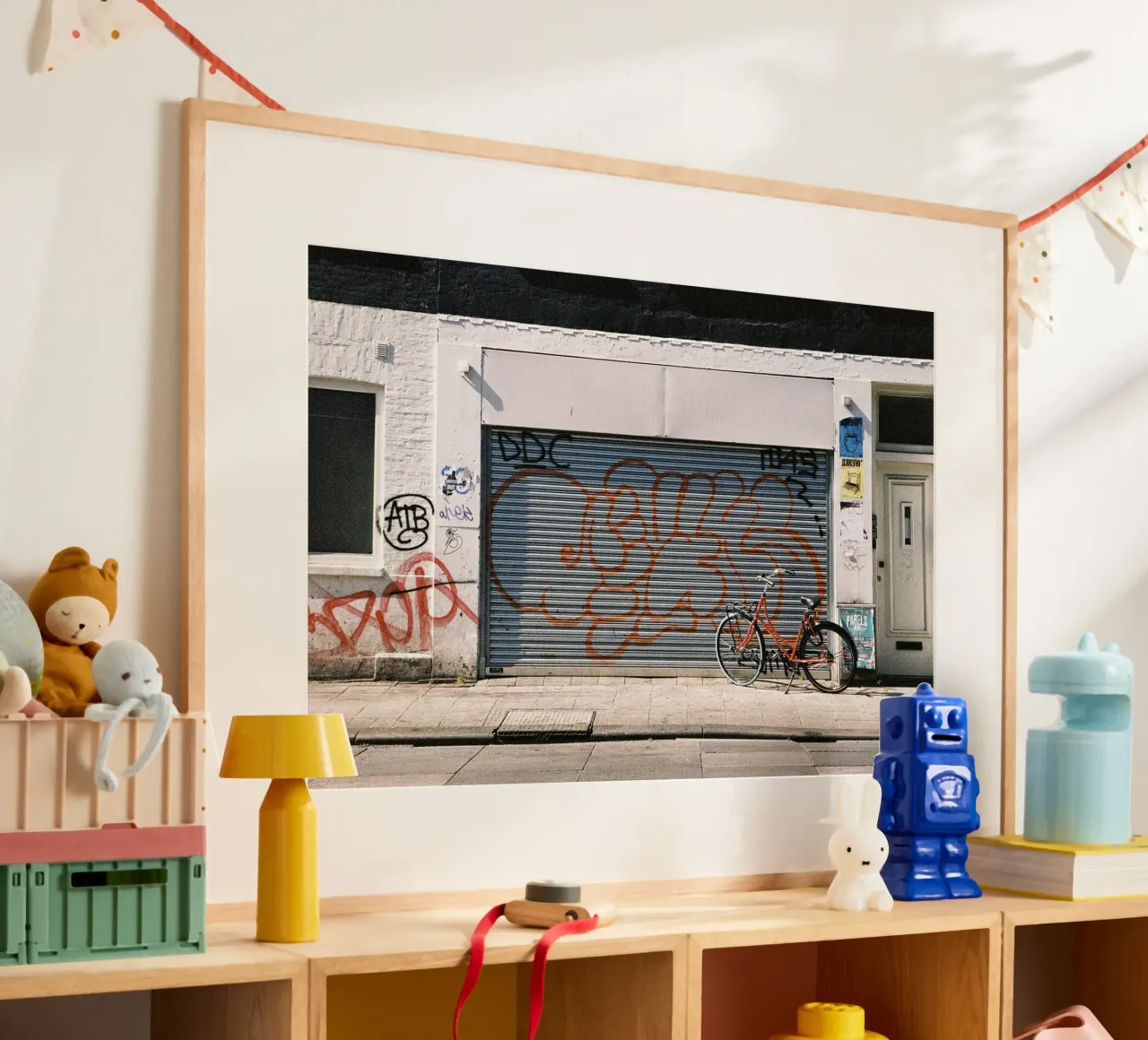 Garage di Amsterdam poster con telaio in legno da Mane
