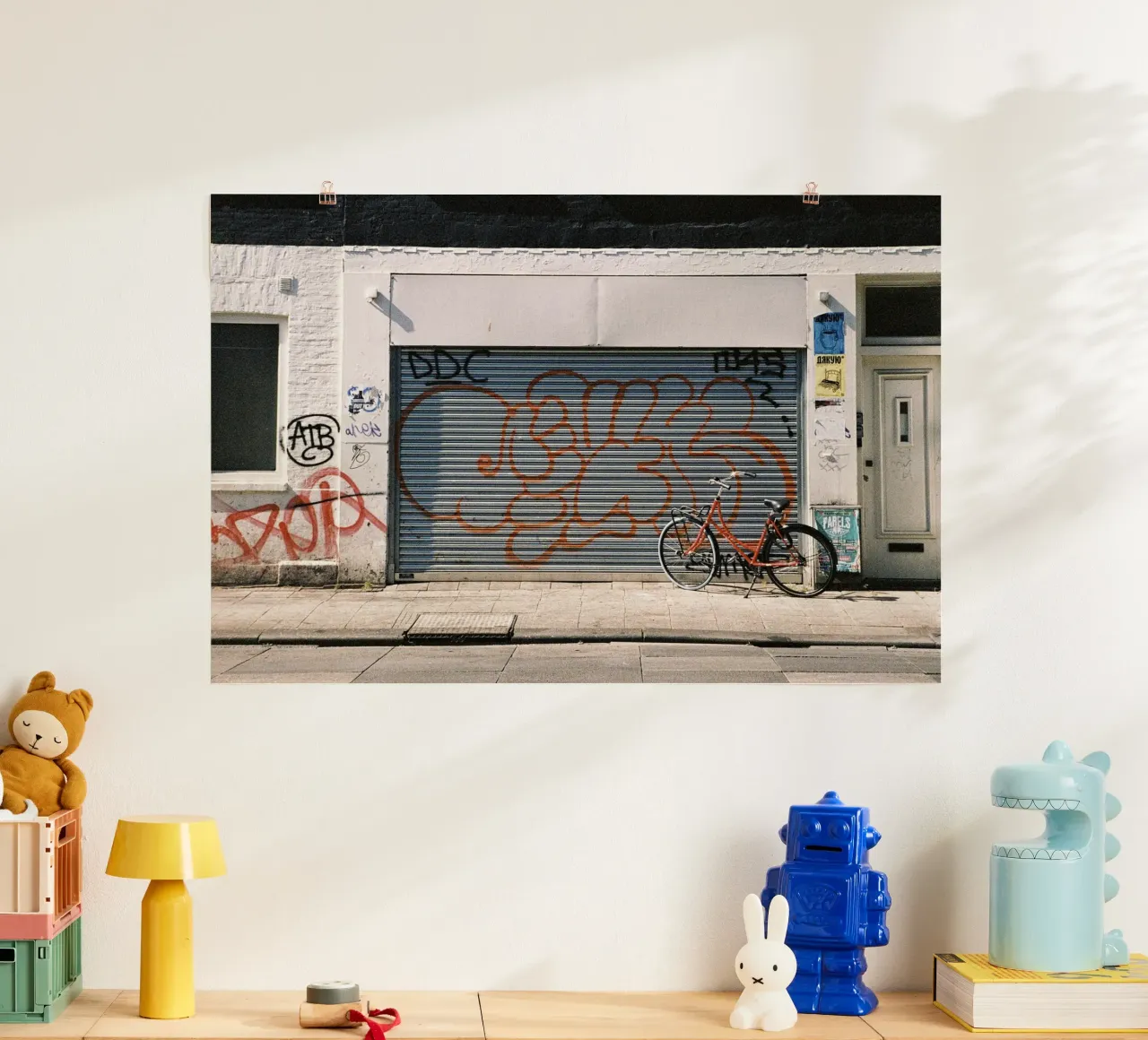 Garage di Amsterdam poster con telaio in legno da Mane