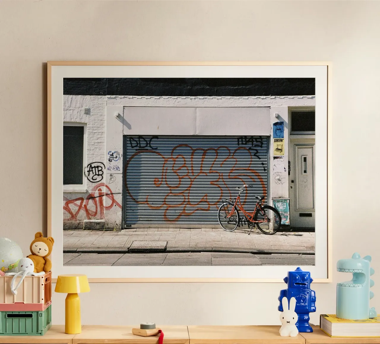 Garage di Amsterdam poster con telaio in legno da Mane