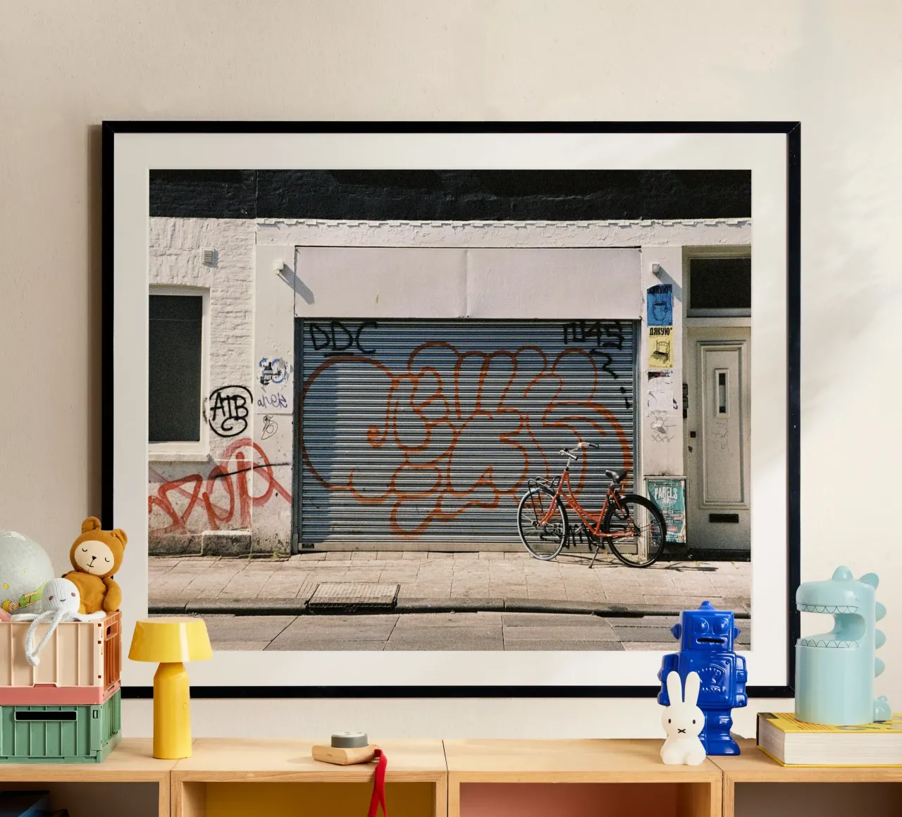 Garage di Amsterdam poster con telaio in legno da Mane
