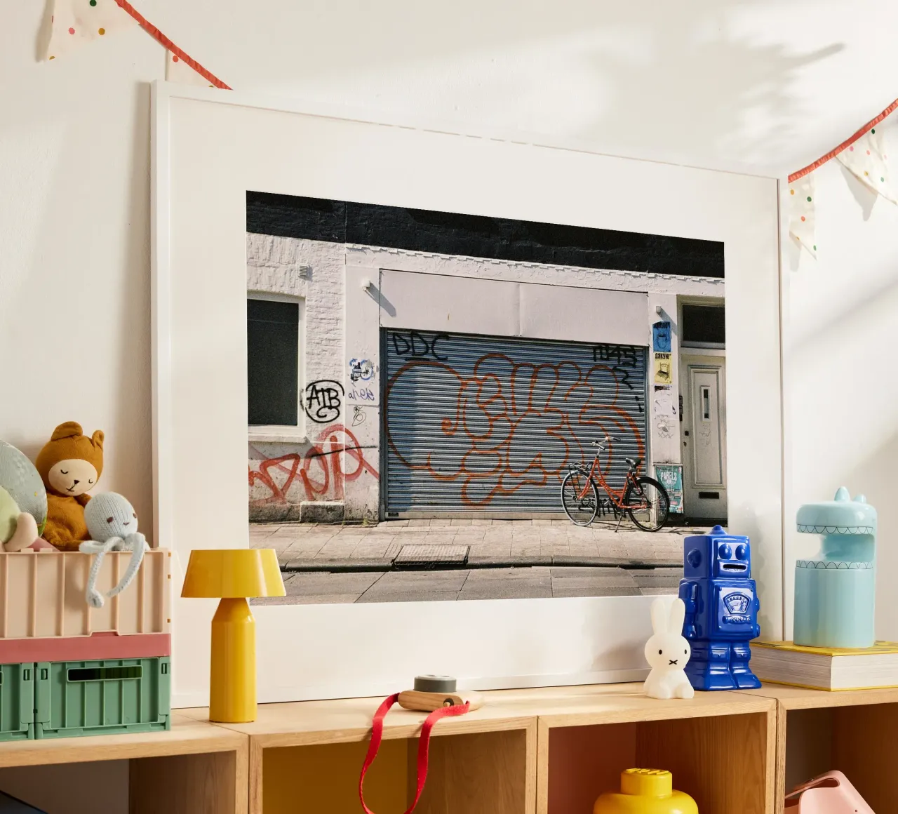 Garage di Amsterdam poster con telaio in legno da Mane