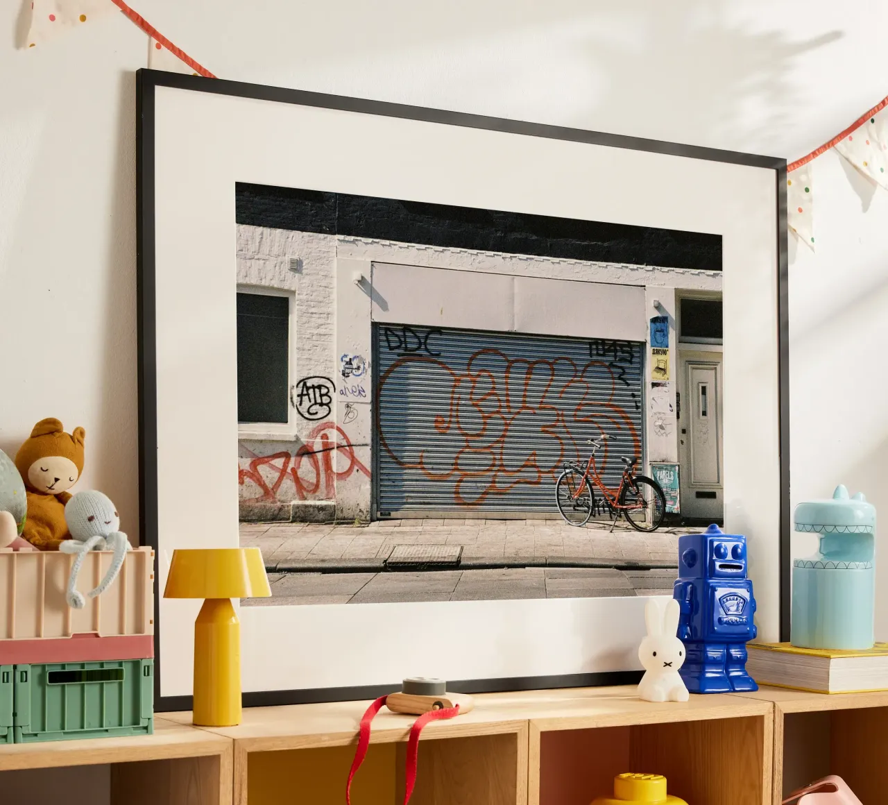 Garage di Amsterdam poster con telaio in legno da Mane