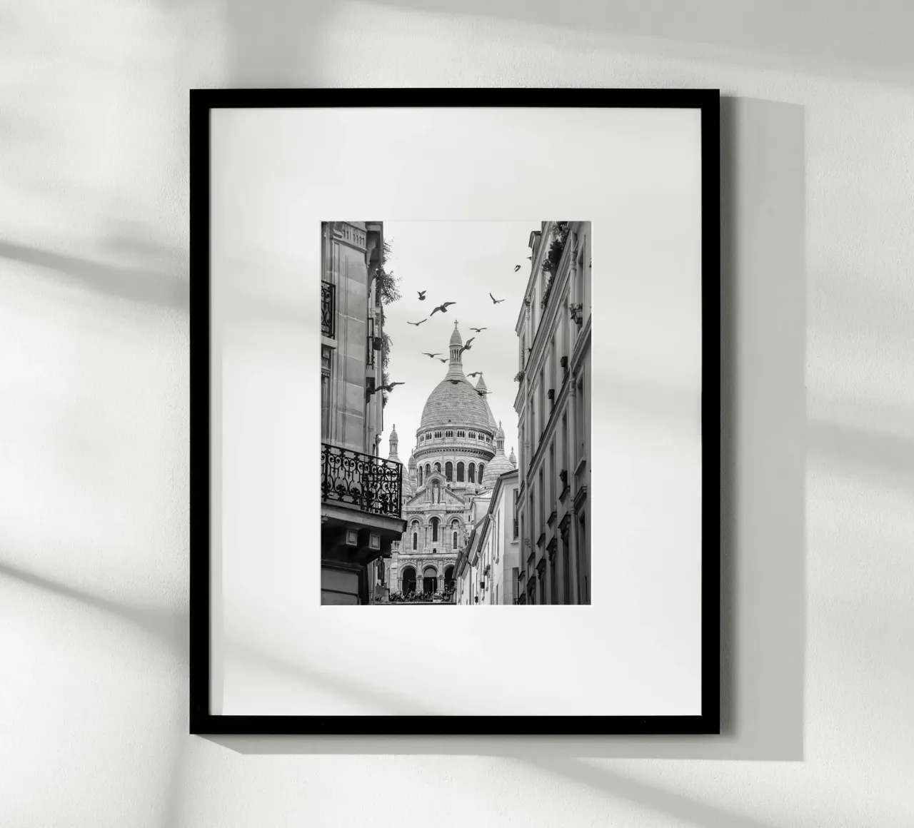 Pomeriggio a Montmartre poster con telaio in legno da Sowa Studio
