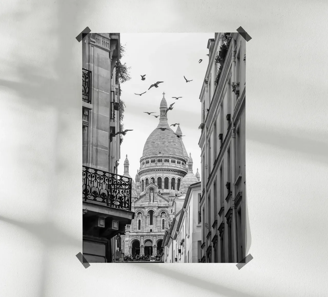 Pomeriggio a Montmartre poster con telaio in legno da Sowa Studio