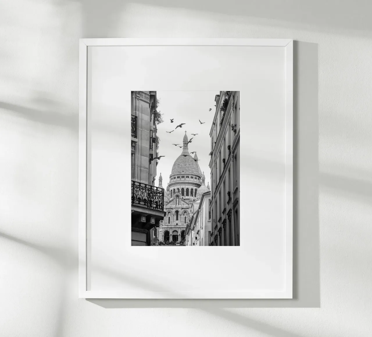 Pomeriggio a Montmartre poster con telaio in legno da Sowa Studio