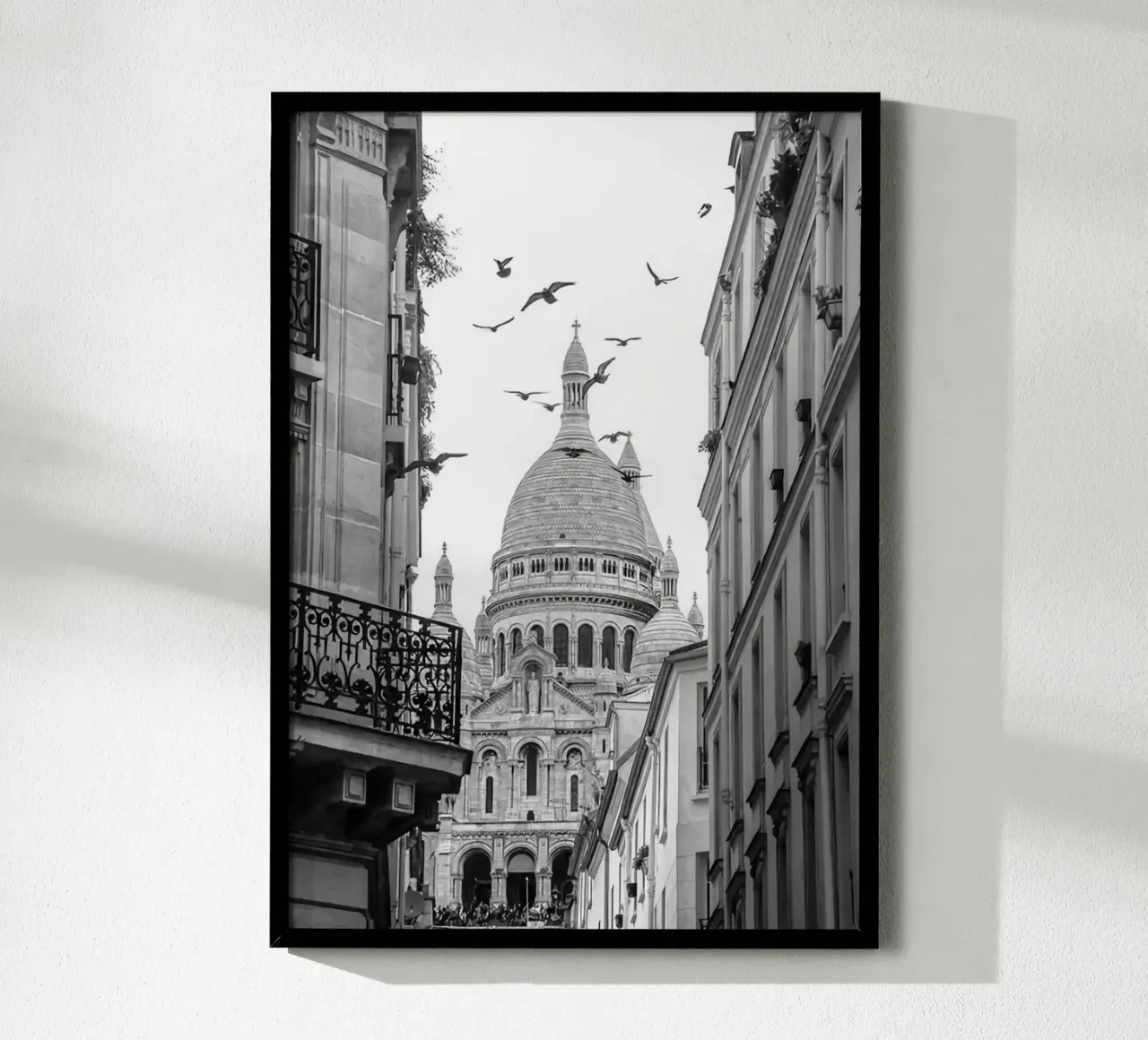 Pomeriggio a Montmartre poster con telaio in legno da Sowa Studio