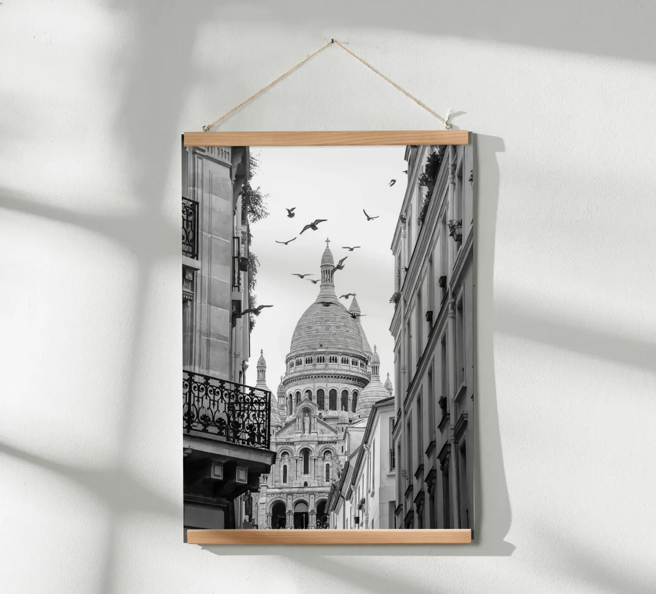 Pomeriggio a Montmartre poster con telaio in legno da Sowa Studio