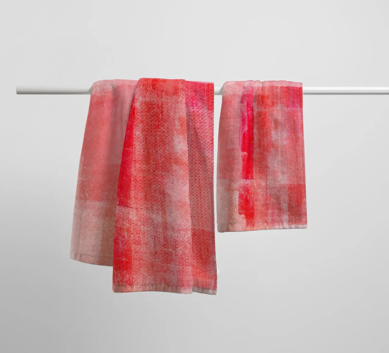 Surfaces 15 | Textured Red on Pink asciugamano da bagno da sabidussi