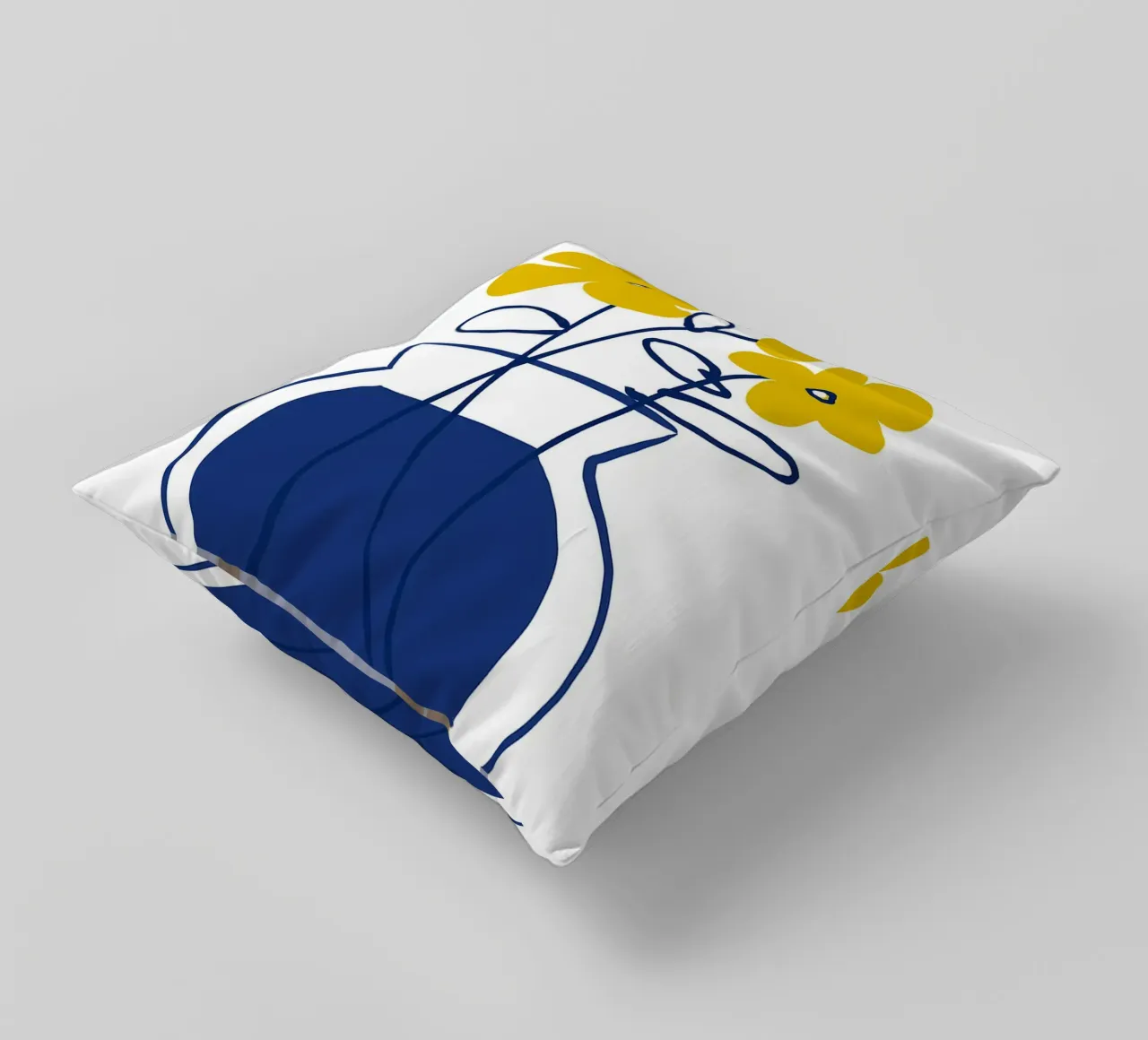 Fiori gialli in vaso blu cuscino da Liam Johnson