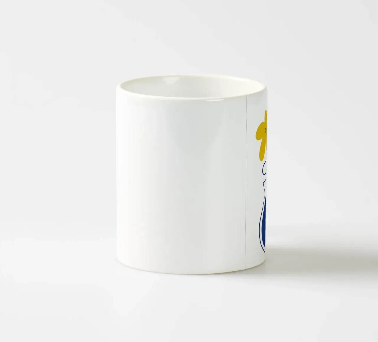 Fiori gialli in vaso blu tazza in ceramica da Liam Johnson