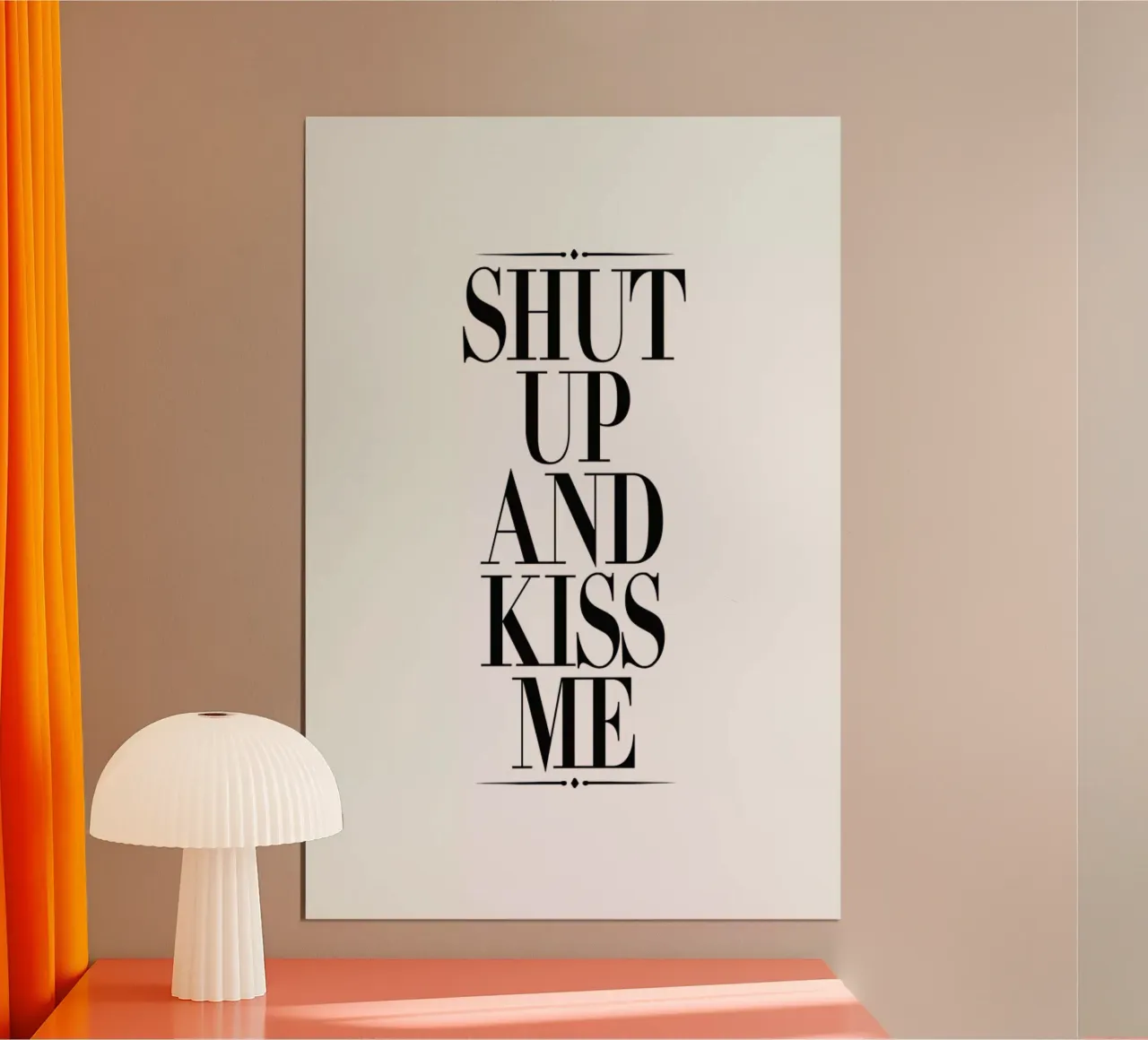 Shut Up And Kiss Me poster con telaio in alluminio da Honeymoon Hotel