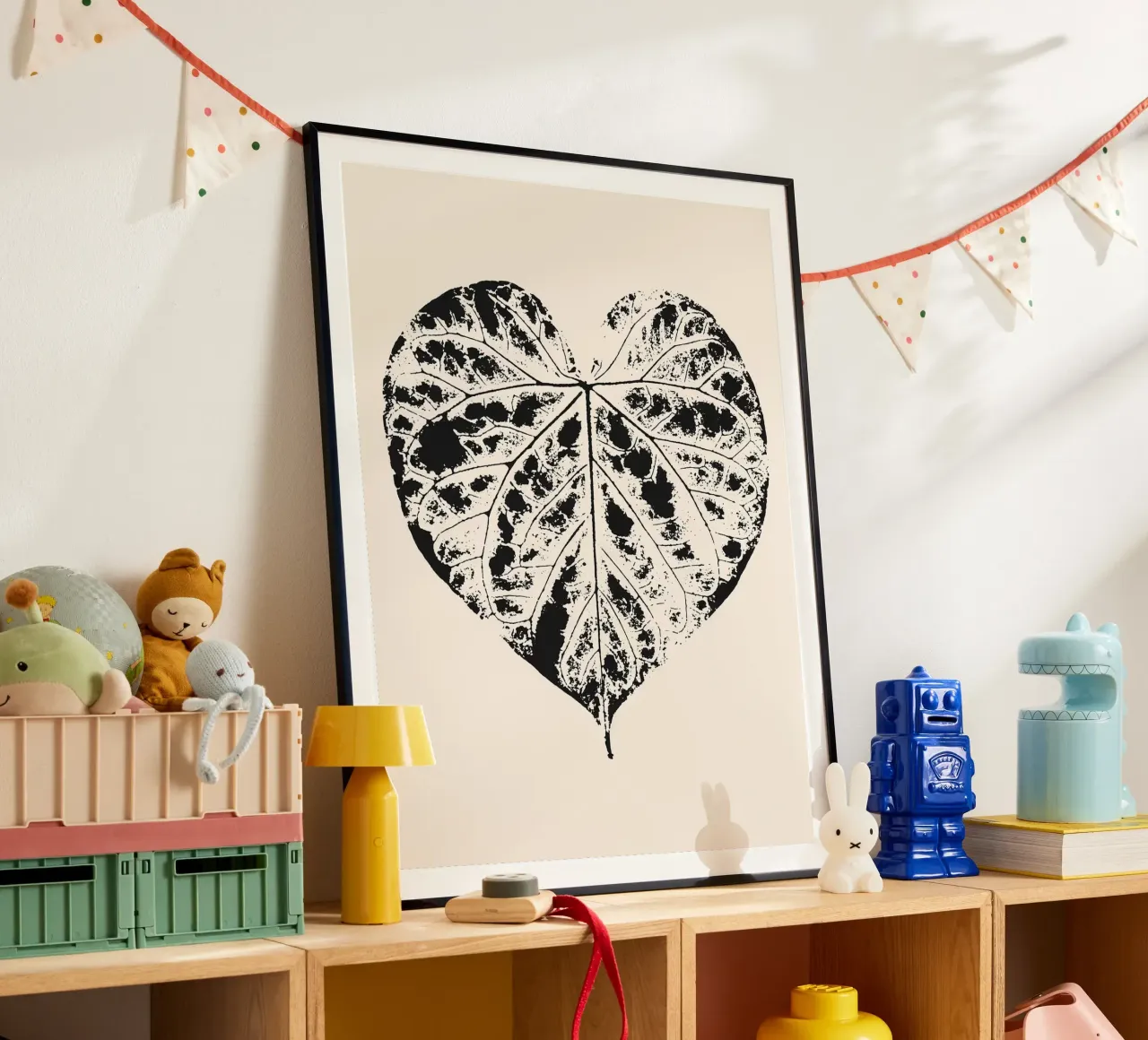 Stampa di foglie a forma di cuore poster con telaio in legno da Noah Bouchard