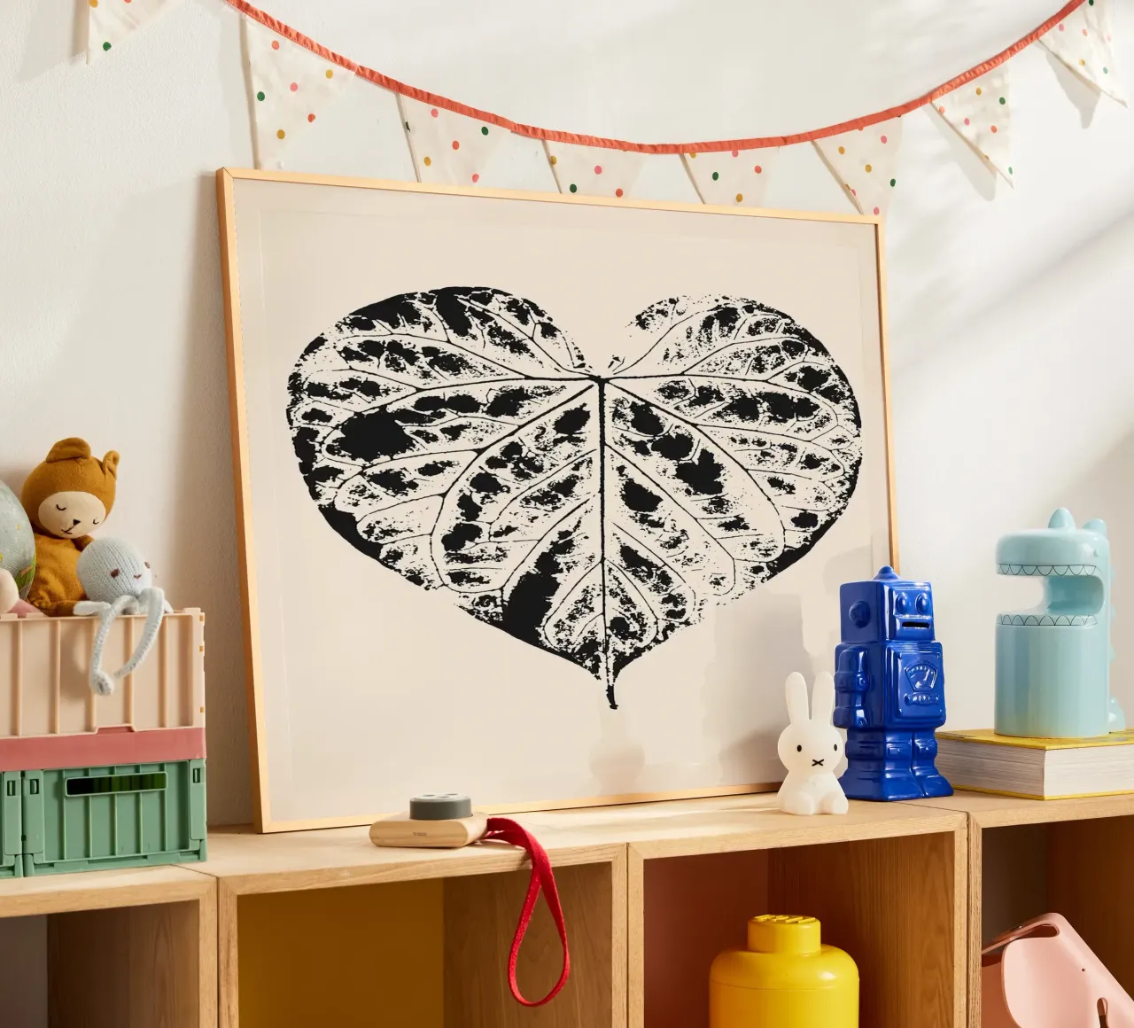 Stampa di foglie a forma di cuore poster con telaio in legno da Noah Bouchard