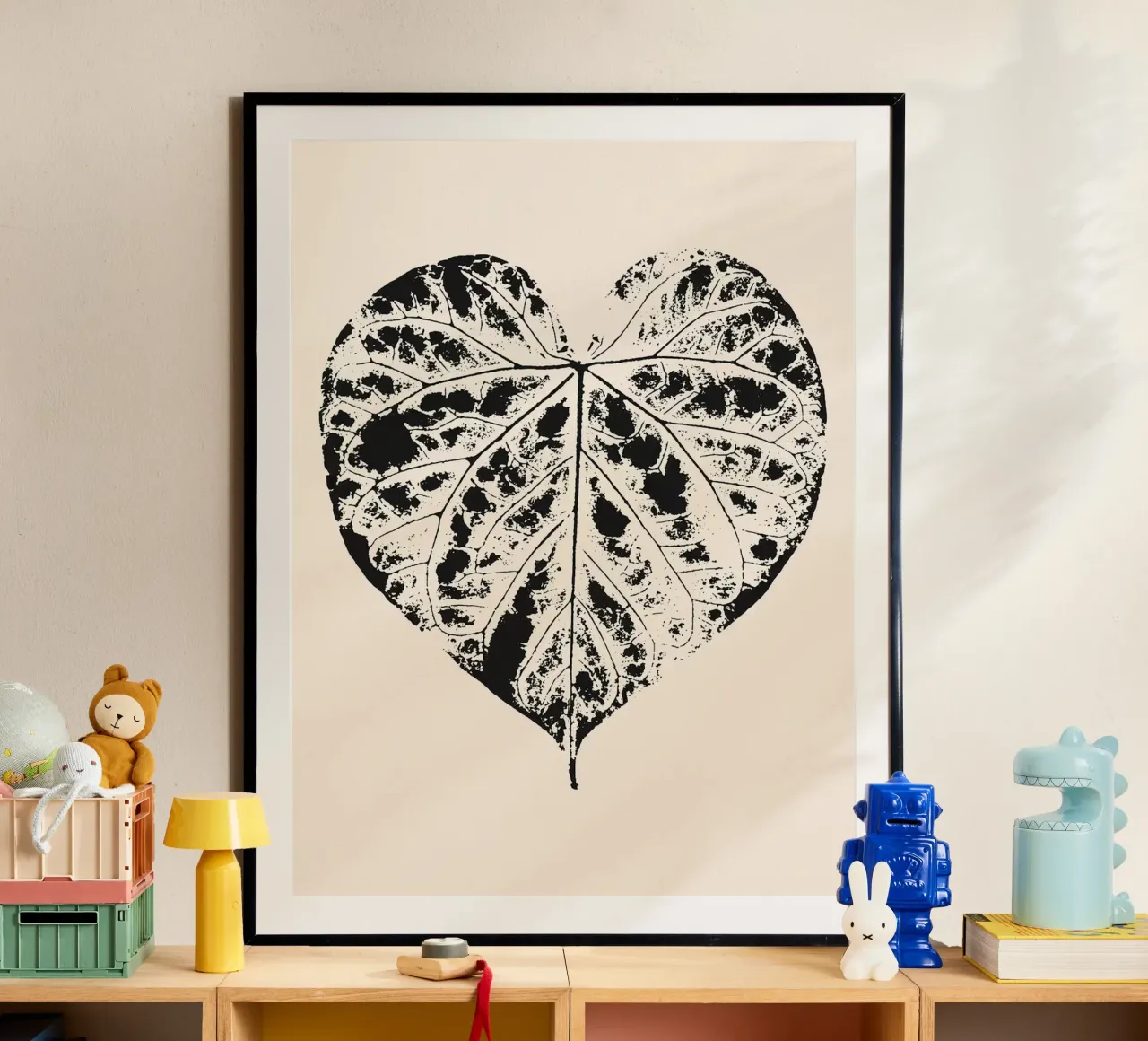 Stampa di foglie a forma di cuore poster con telaio in legno da Noah Bouchard