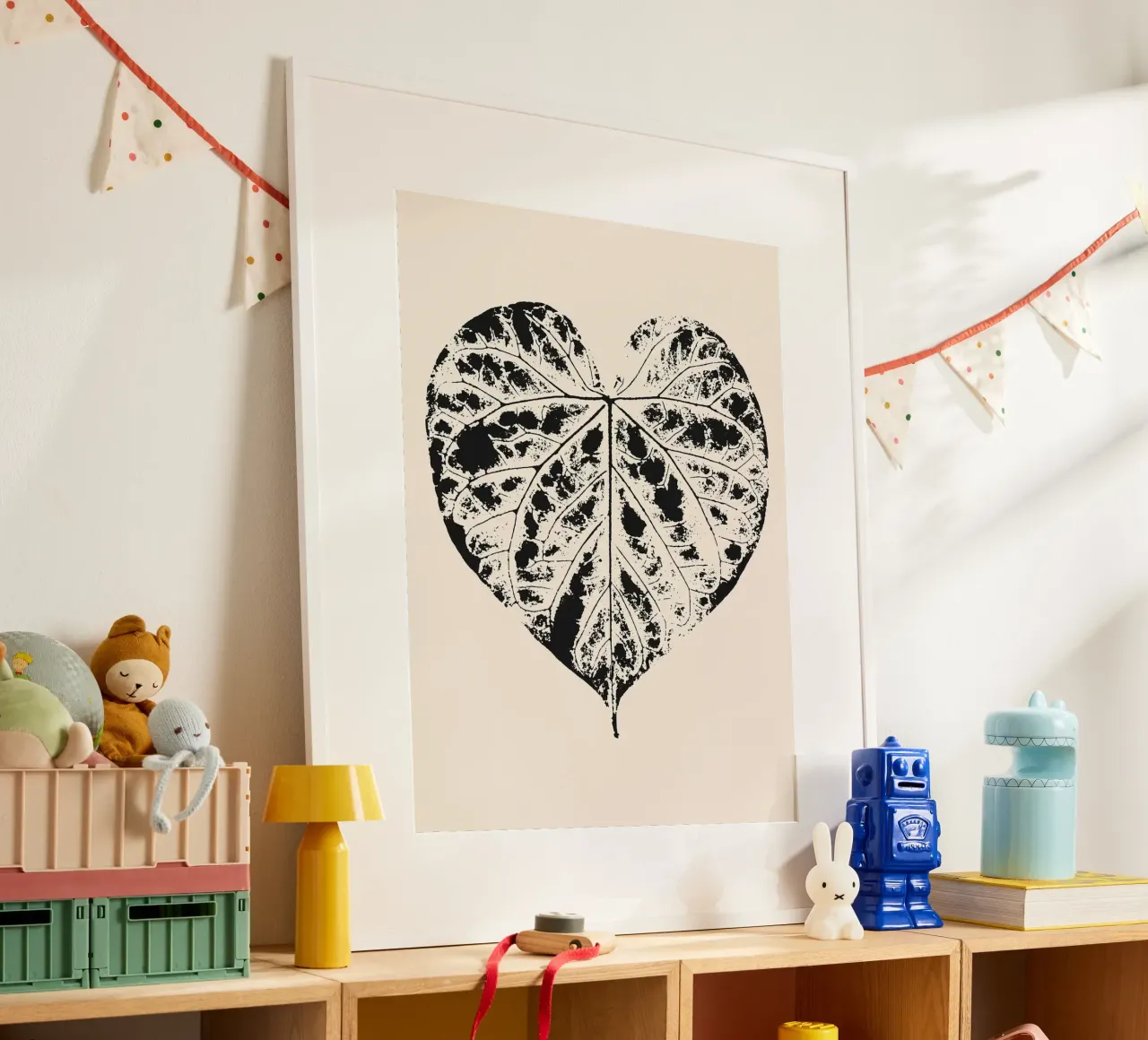 Stampa di foglie a forma di cuore poster con telaio in legno da Noah Bouchard