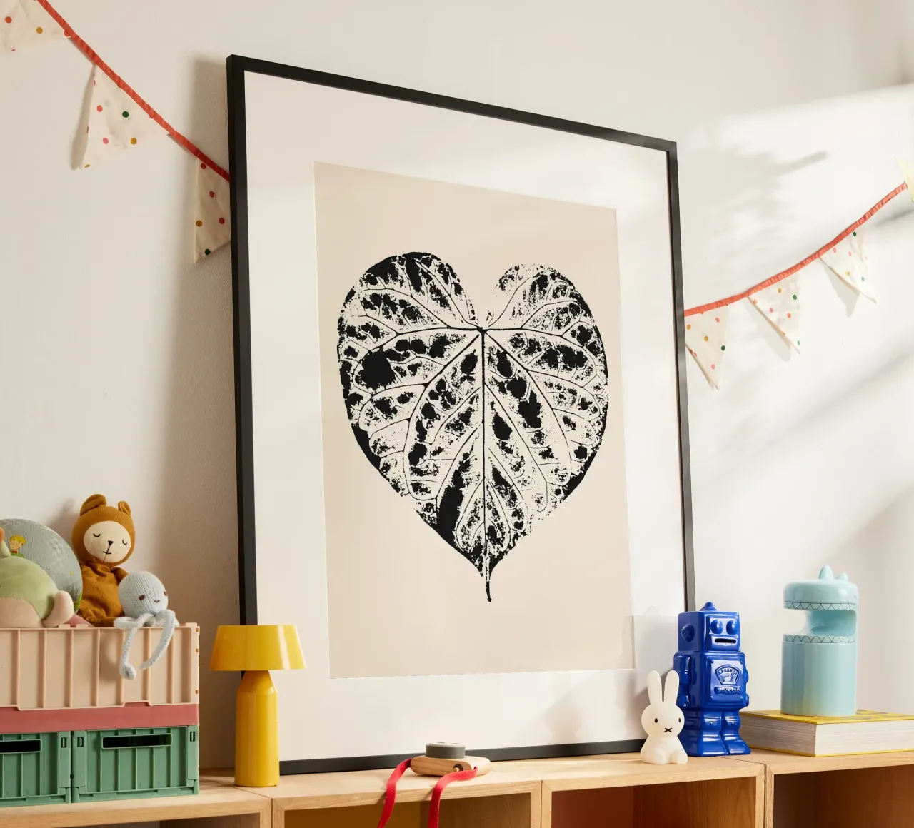 Stampa di foglie a forma di cuore poster con telaio in legno da Noah Bouchard