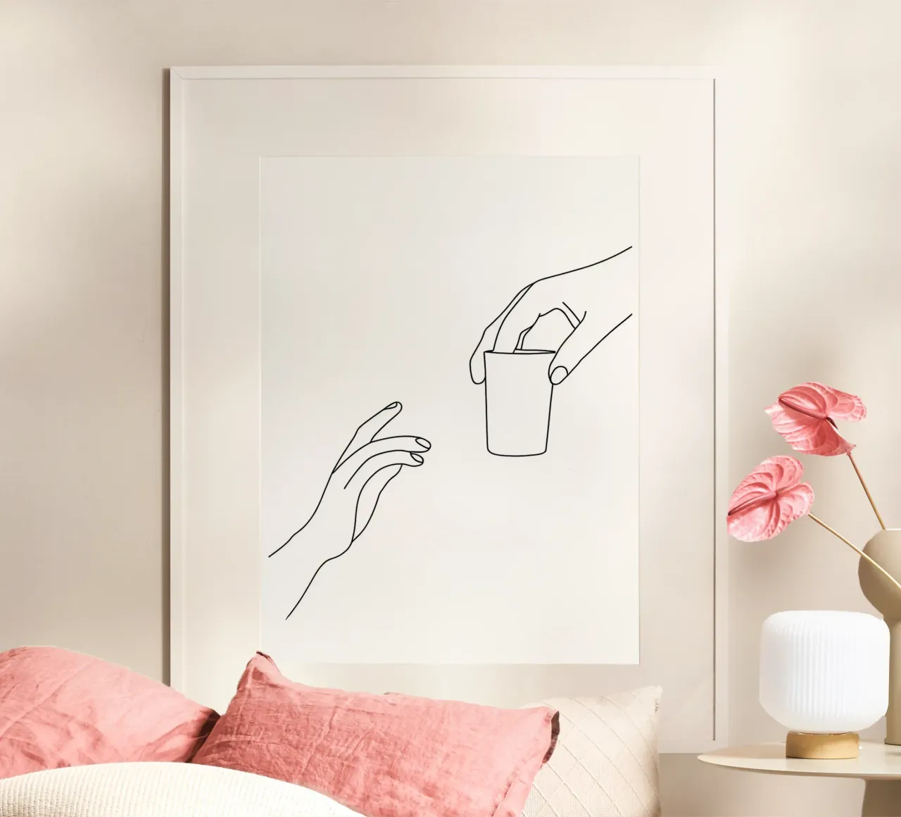 Mano che offre una tazza Line art minimalista poster con telaio in legno da Charlotte Gagnon