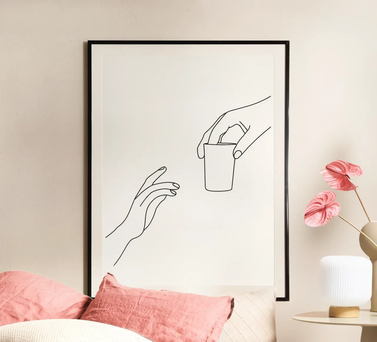 Mano che offre una tazza Line art minimalista poster con telaio in legno da Charlotte Gagnon