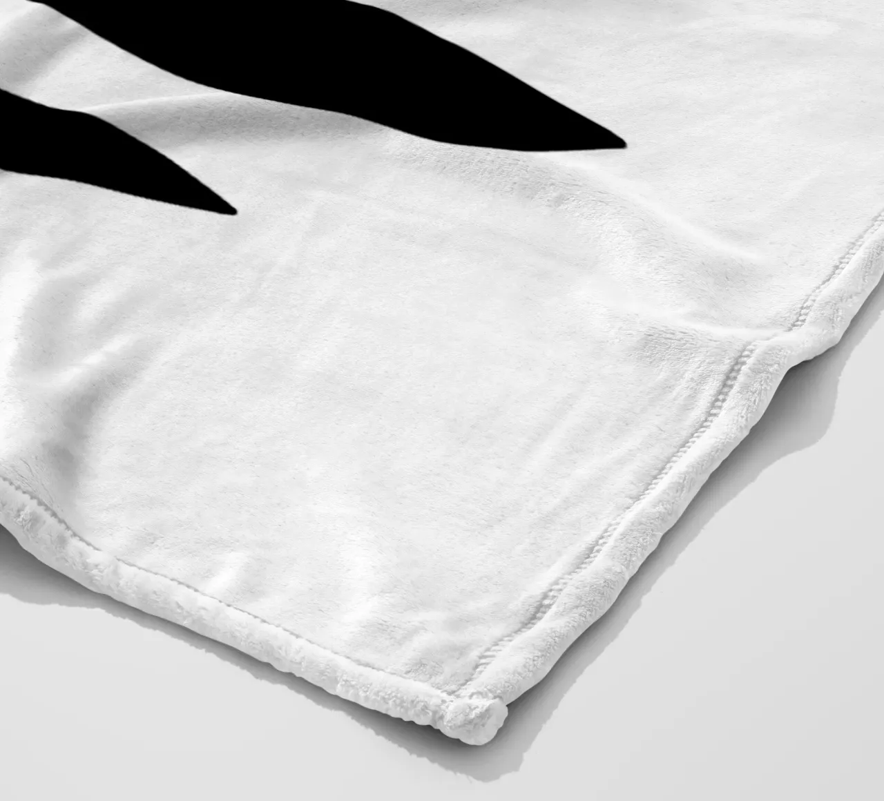 Illustrazione floreale in bianco e nero coperta in pile da Hiroto Mori