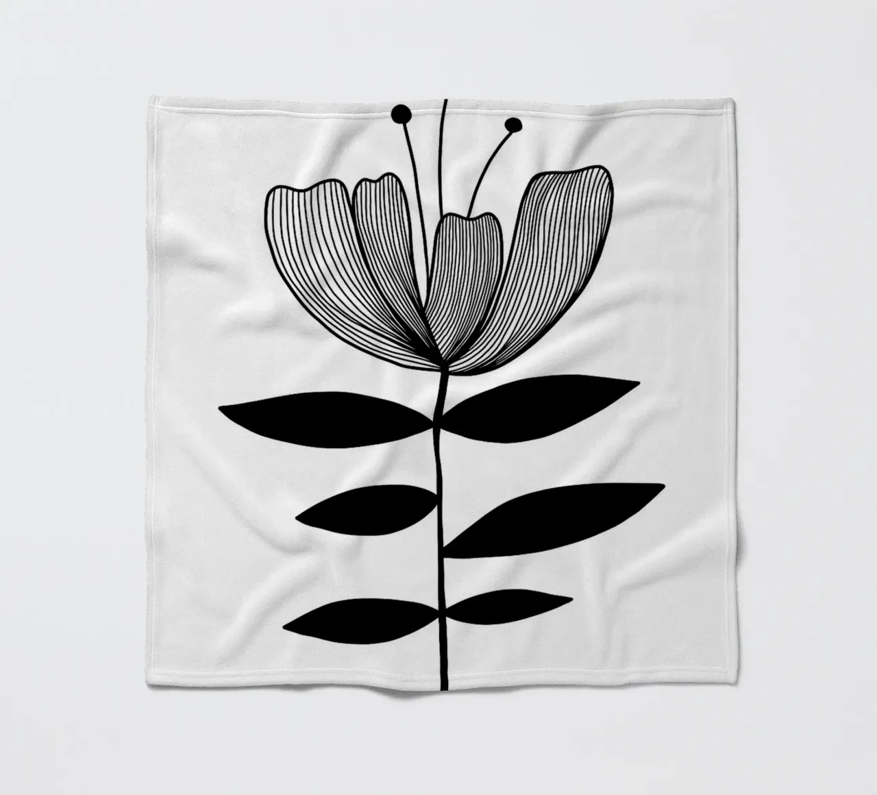 Illustrazione floreale in bianco e nero coperta in pile da Hiroto Mori
