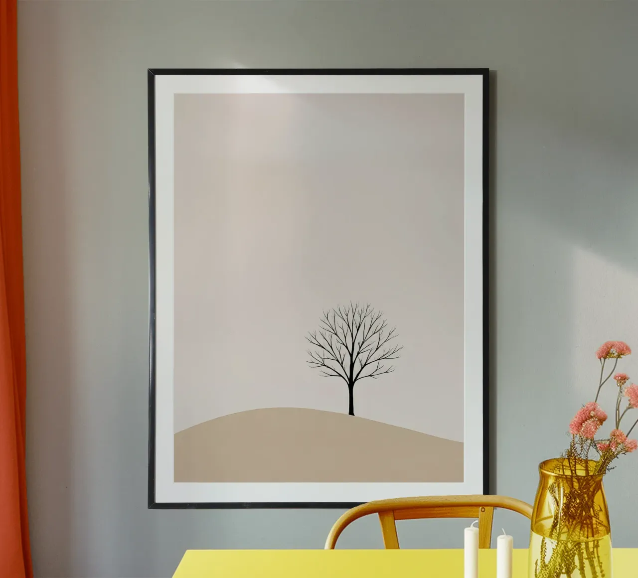 Solitudine sulla sabbia - Silhouette di albero minimalista poster con telaio in plastica da Hiroto Mori