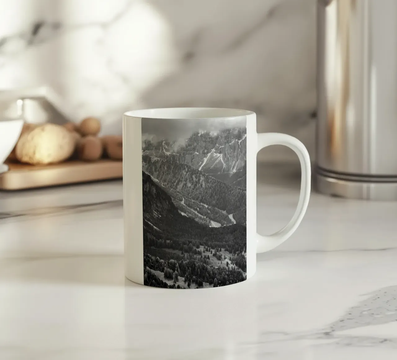paesaggio montano in bianco e nero tazza in ceramica da karijn_landscapes