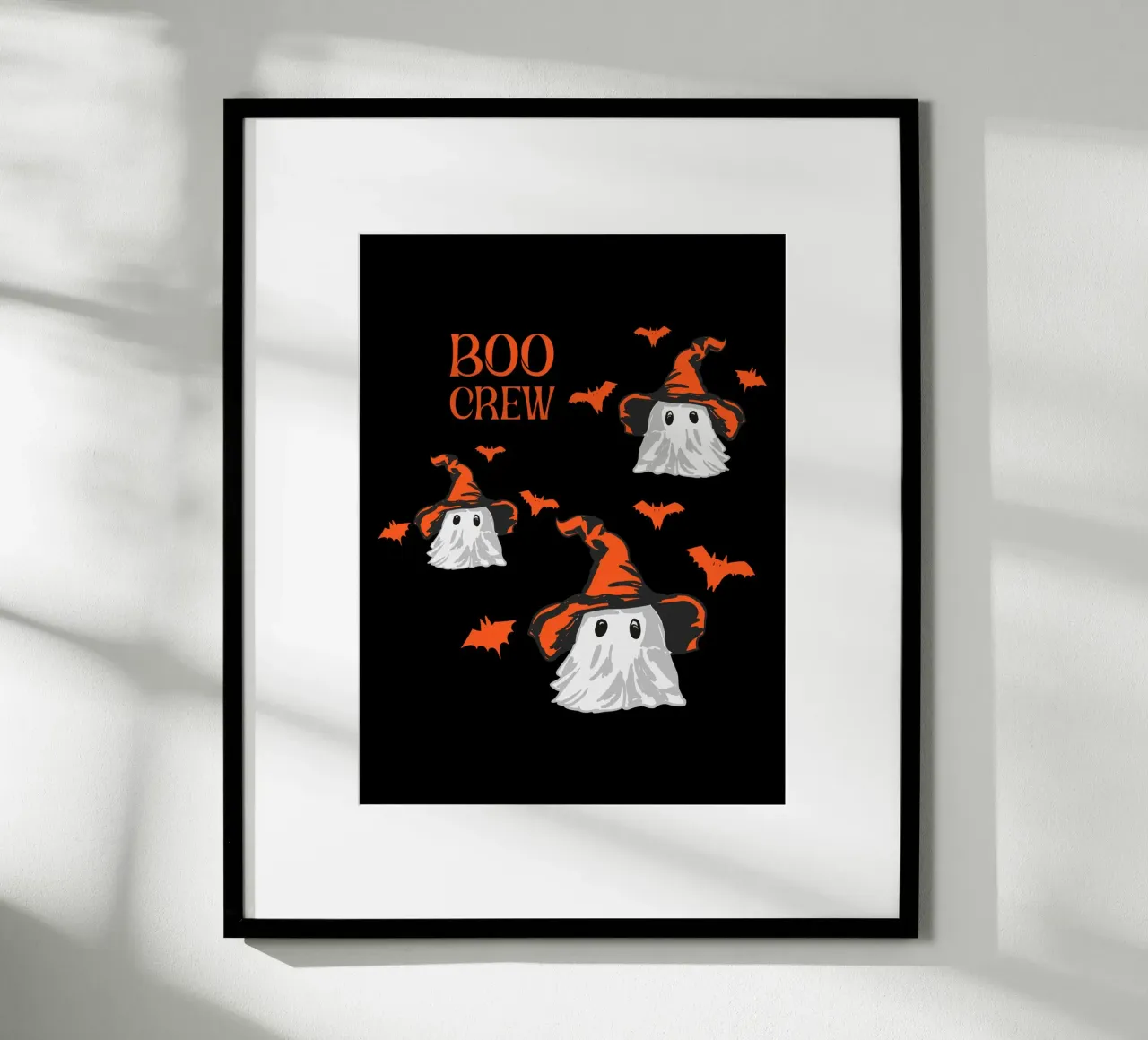 Illustrazione del fantasma Boo Crew con cappello da strega e pipistrelli poster da EDMPROJECT