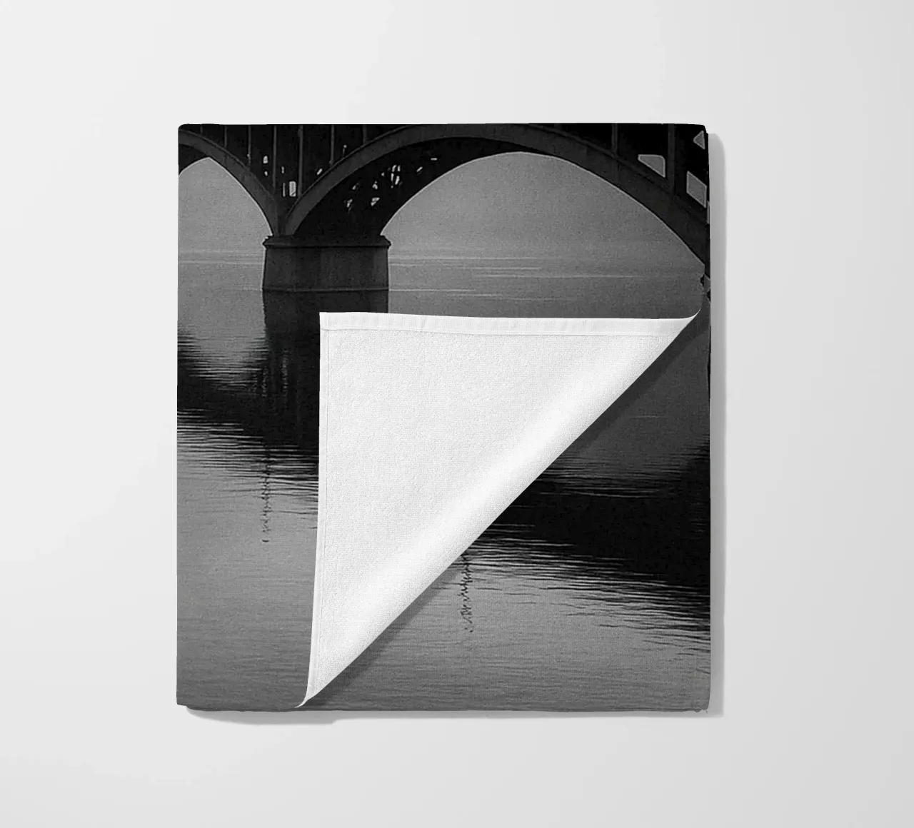 ponte sul fiume fotografia in bianco e nero telo mare da roosses