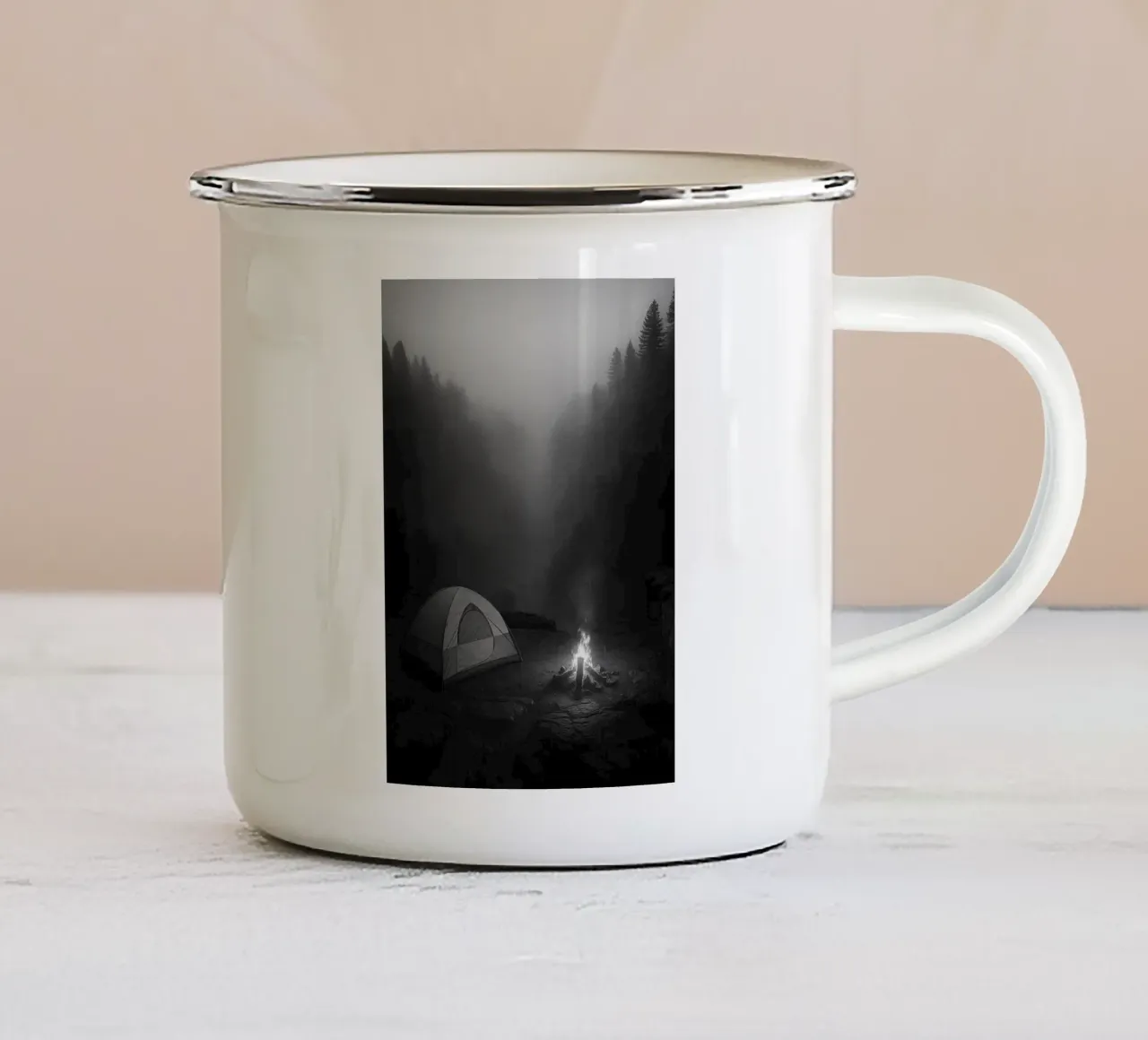fotografia in bianco e nero di campeggio e falò tazza in smalto da roosses