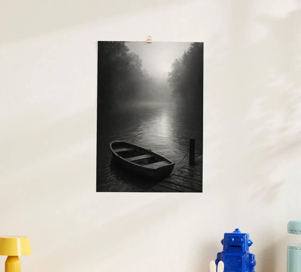 canoa parcheggiata al molo del fiume fotografia in bianco e nero poster da roosses