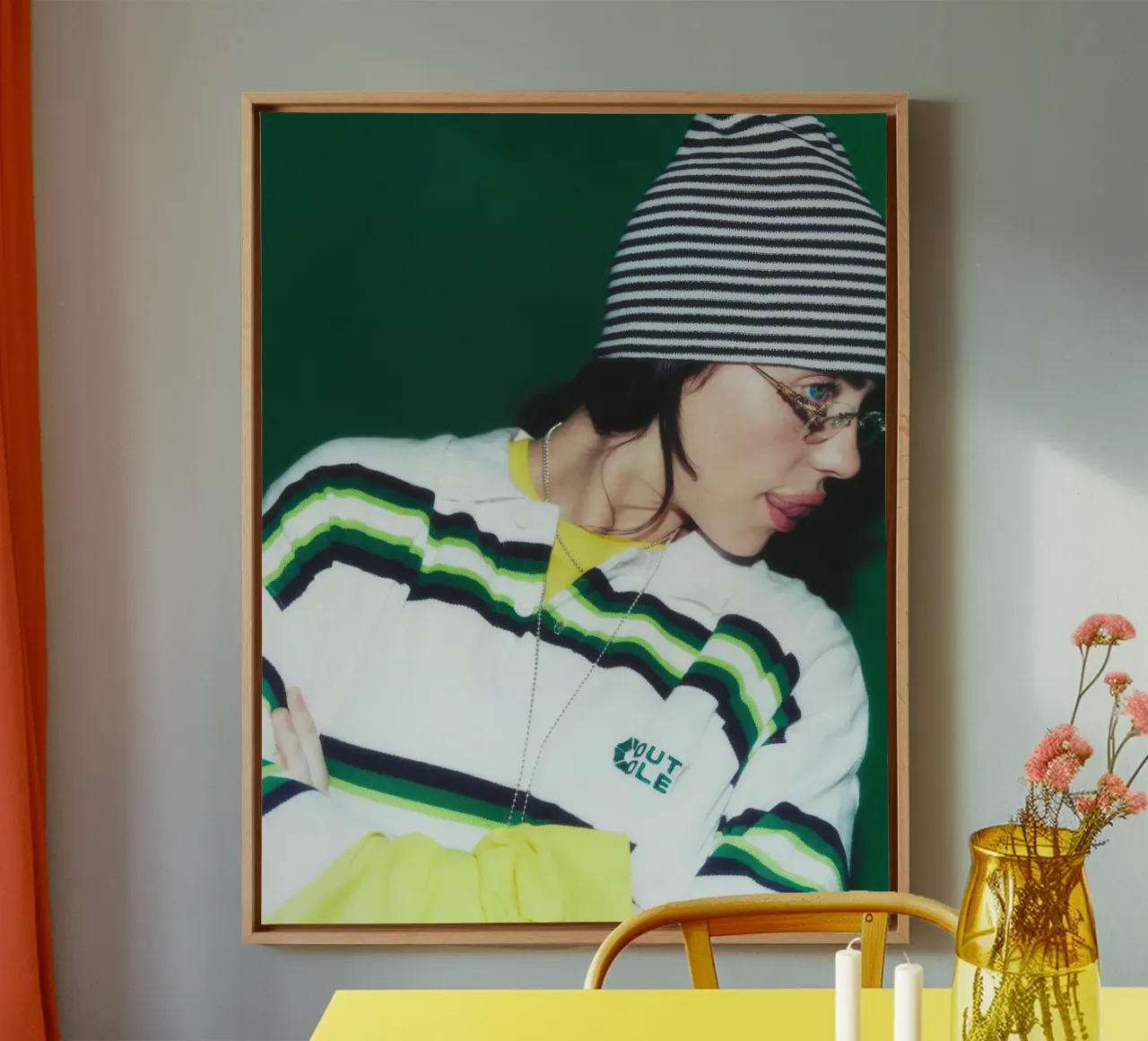 Billie Eilish 101 Leinwand mit Schattenfugenrahmen von AudioLibrary