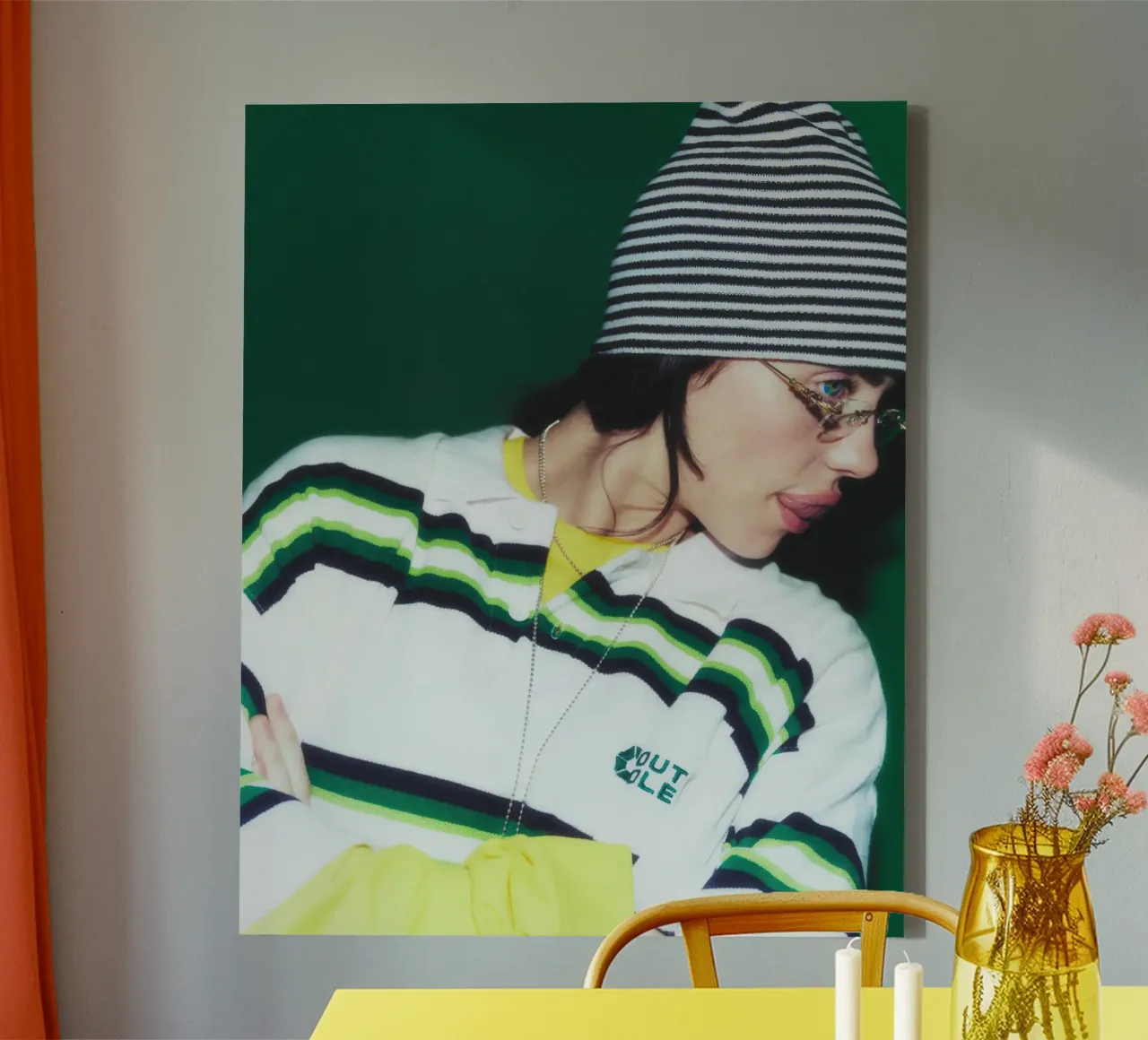 Billie Eilish 101 Leinwand mit Schattenfugenrahmen von AudioLibrary