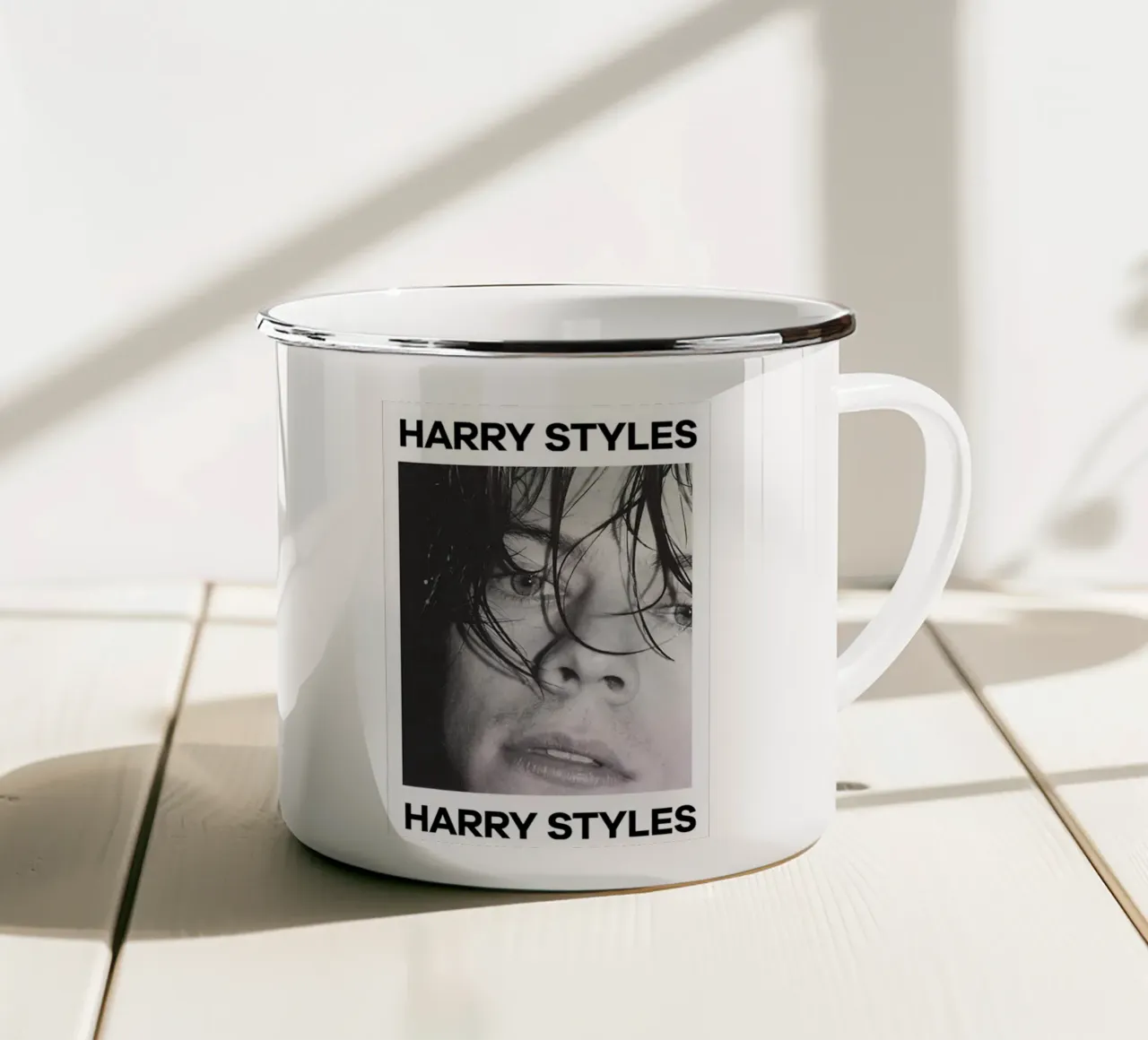 Black And White Harry Styles Poster tazza in smalto da Retro Store