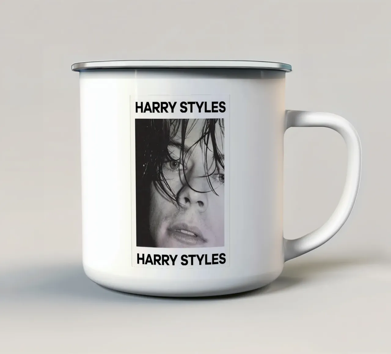 Black And White Harry Styles Poster tazza in smalto da Retro Store