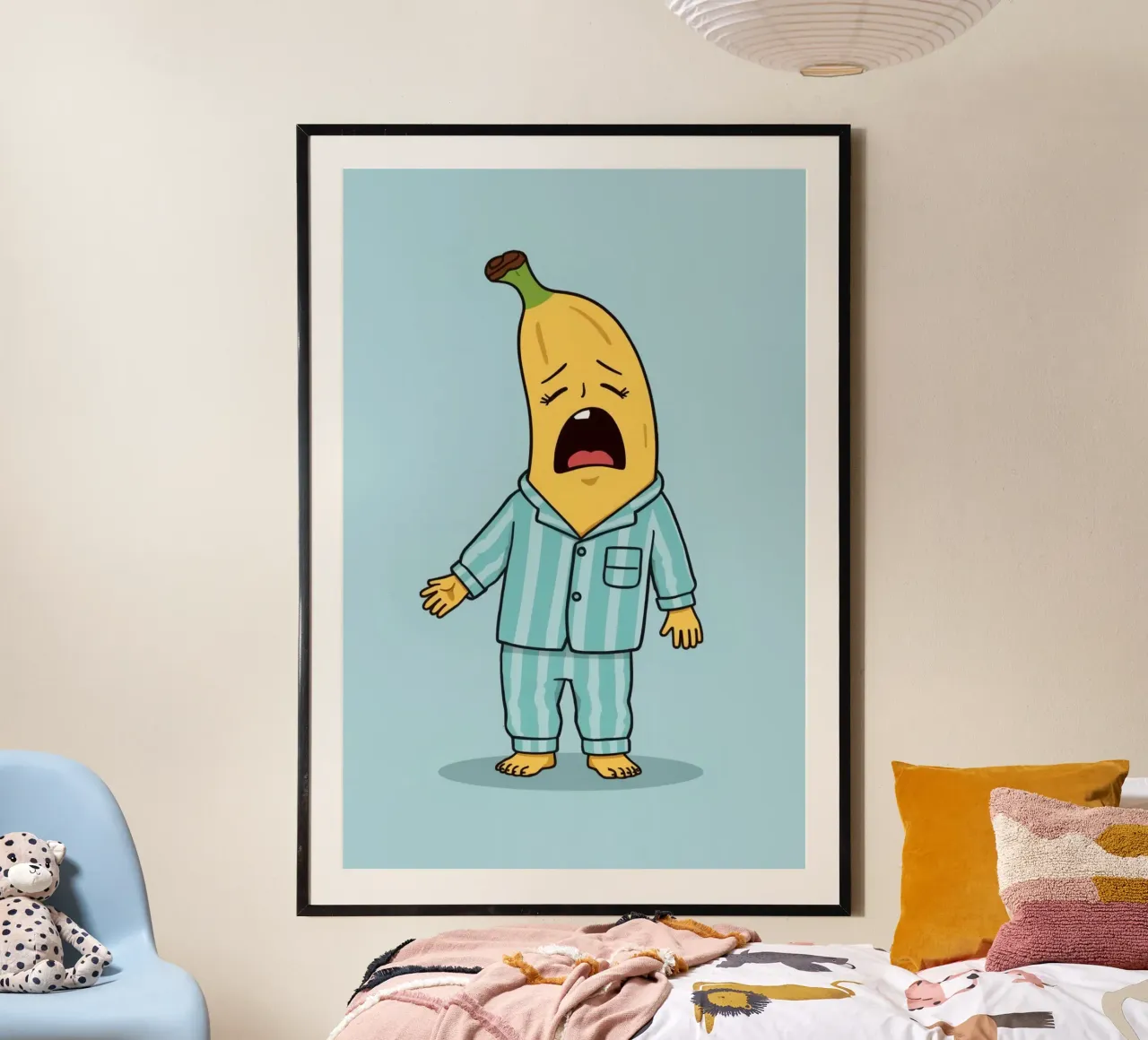 Simpatica banana in pigiama che sbadiglia poster con telaio in legno da DesignDoodle