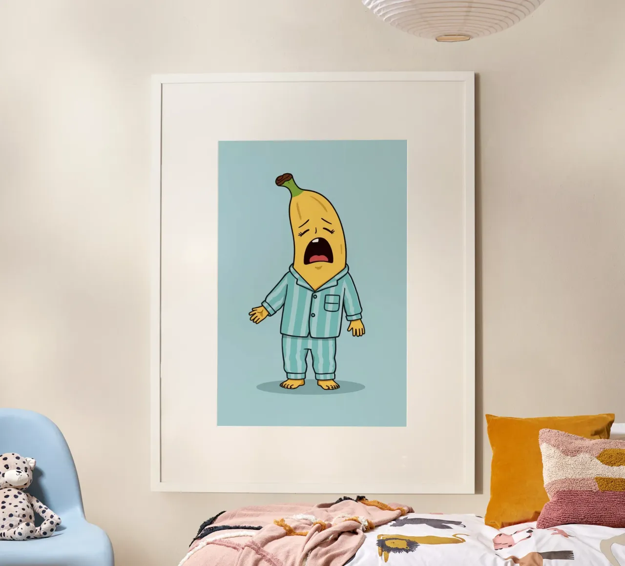Simpatica banana in pigiama che sbadiglia poster con telaio in legno da DesignDoodle