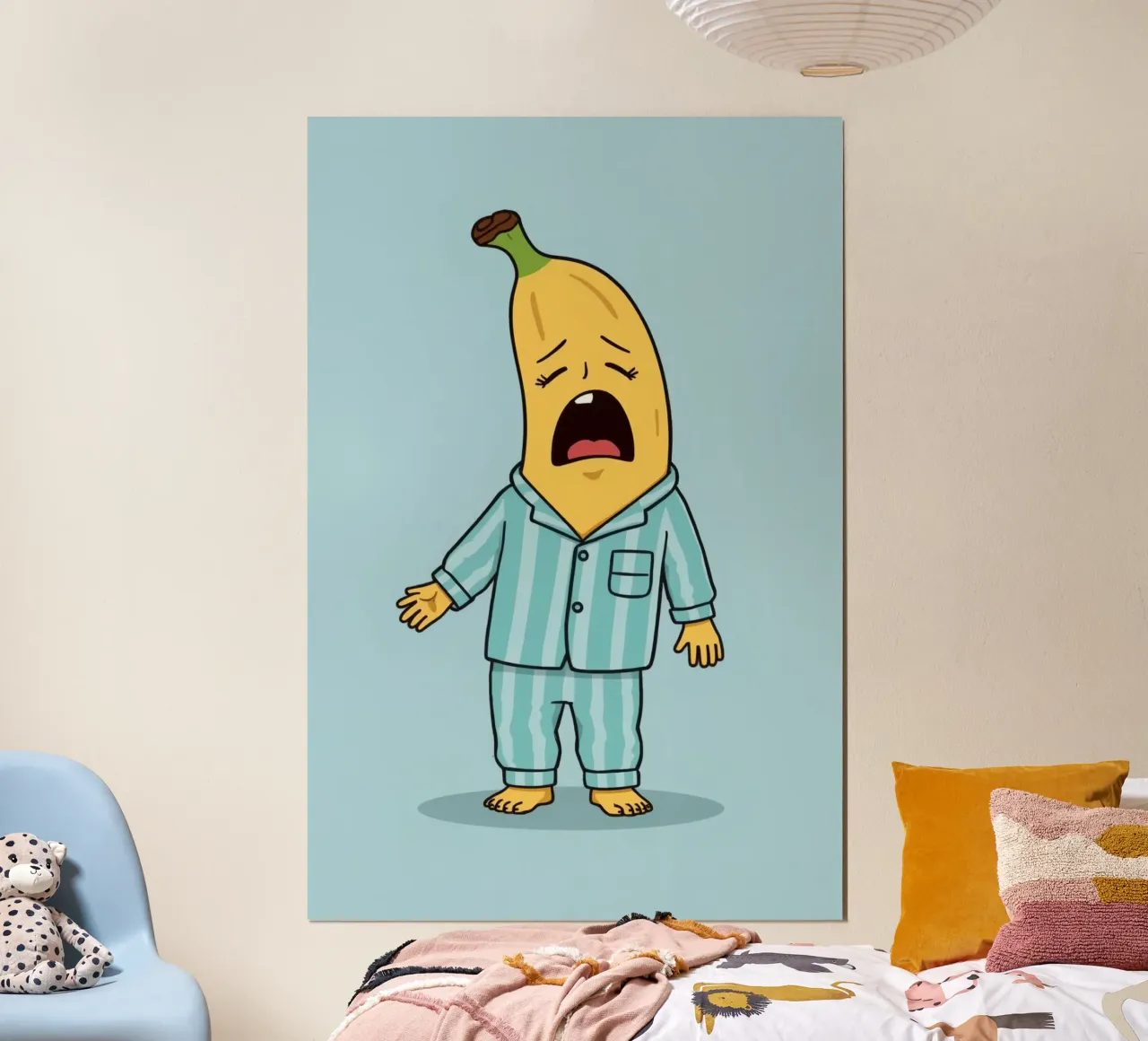 Simpatica banana in pigiama che sbadiglia poster con telaio in legno da DesignDoodle